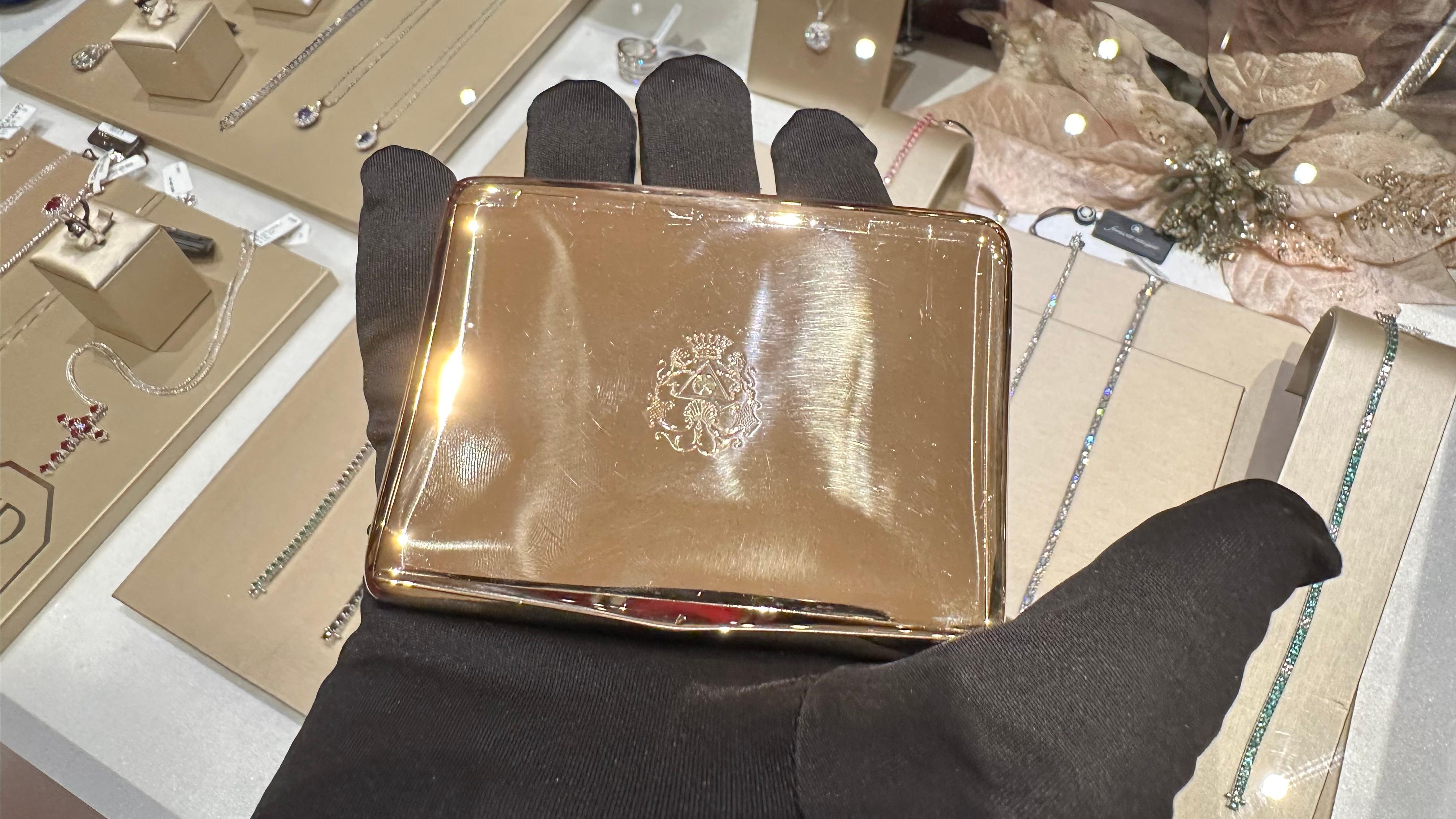 Etui à cigarettes en or massif 18 carats - Elégance et mystère avec un charme noble Unisexe en vente