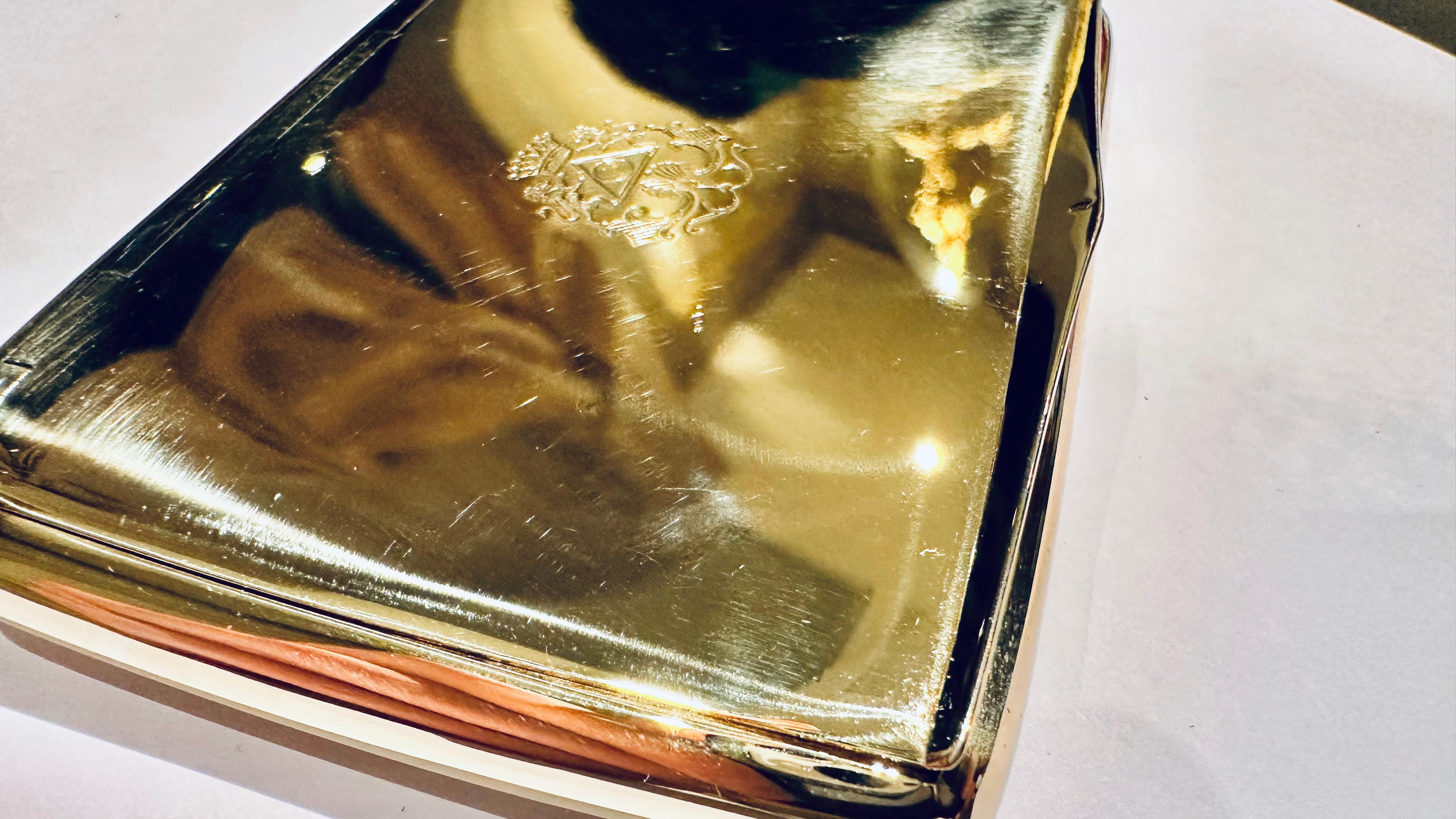 Etui à cigarettes en or massif 18 carats - Elégance et mystère avec un charme noble en vente 2