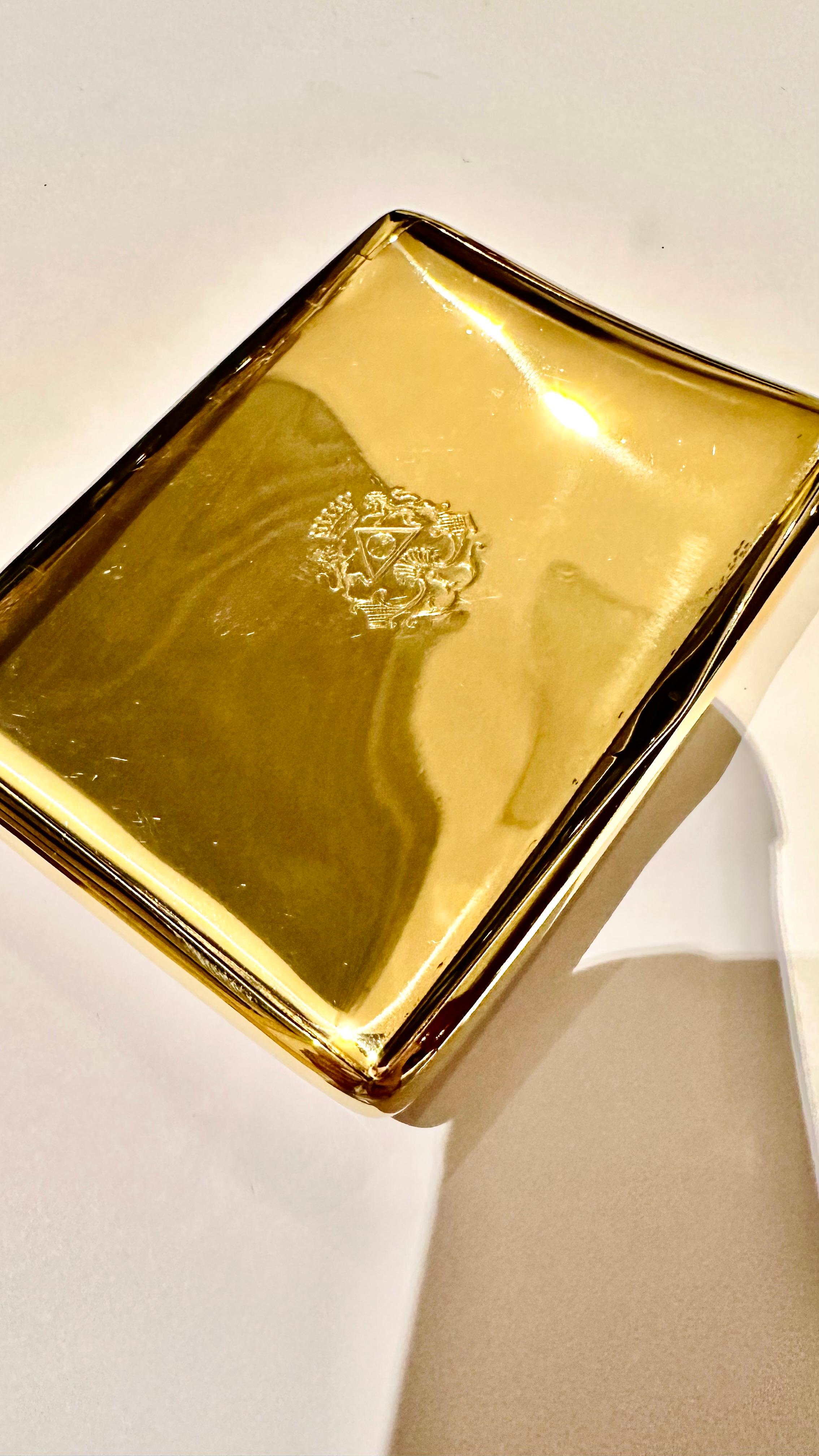 Etui à cigarettes en or massif 18 carats - Elégance et mystère avec un charme noble en vente 3