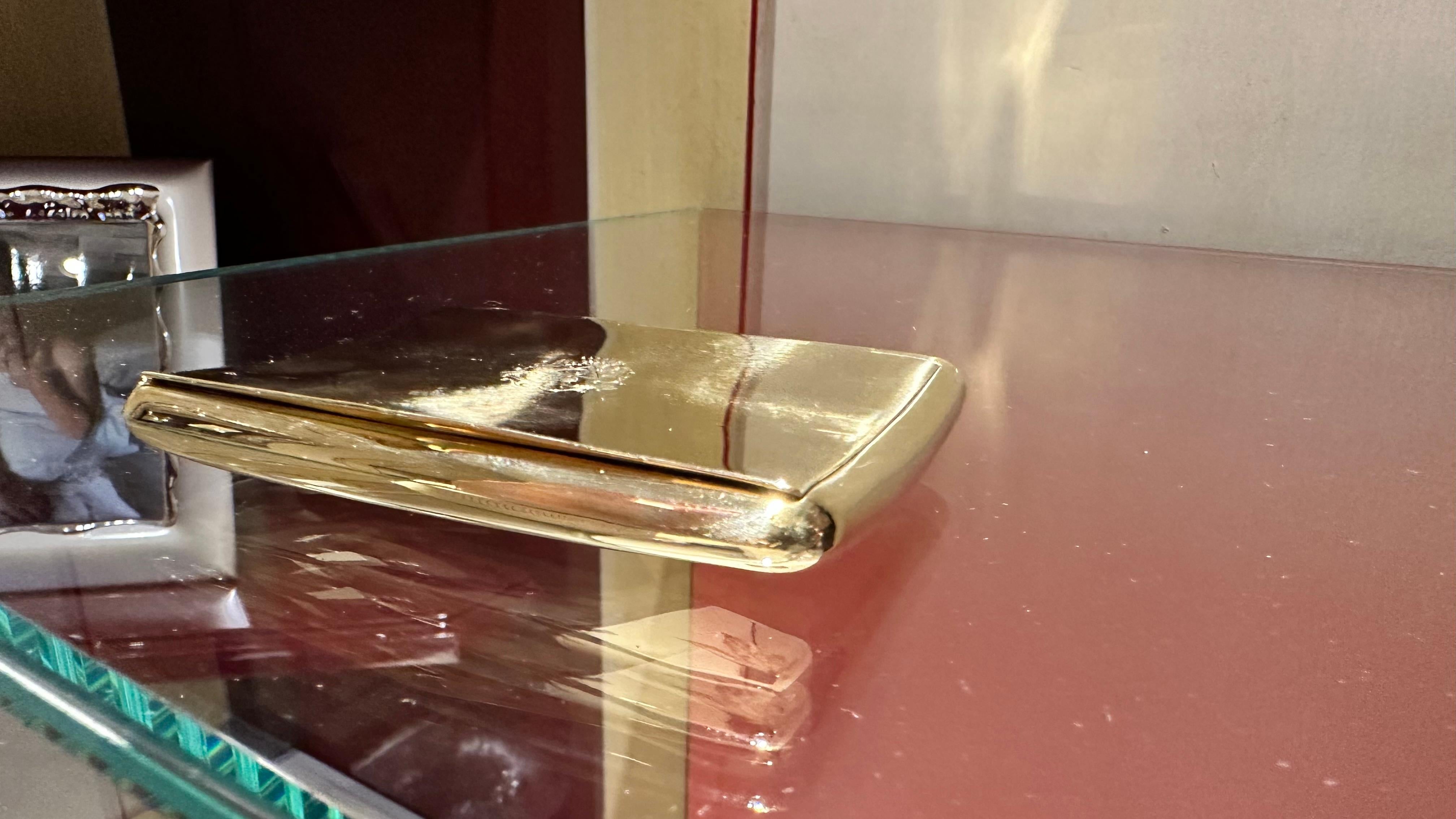 Etui à cigarettes en or massif 18 carats - Elégance et mystère avec un charme noble en vente 4