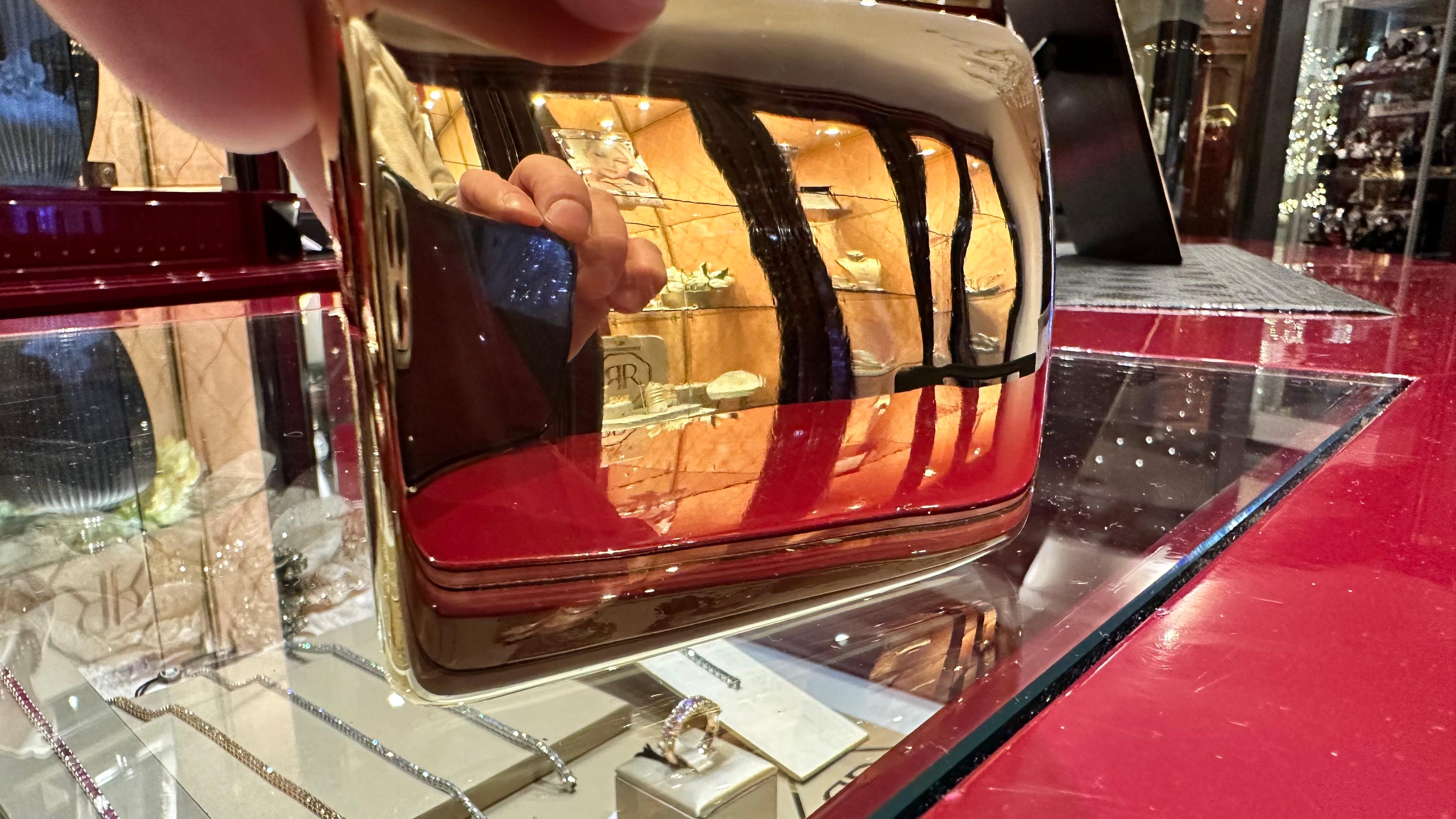 Etui à cigarettes en or massif 18 carats - Elégance et mystère avec un charme noble en vente 5