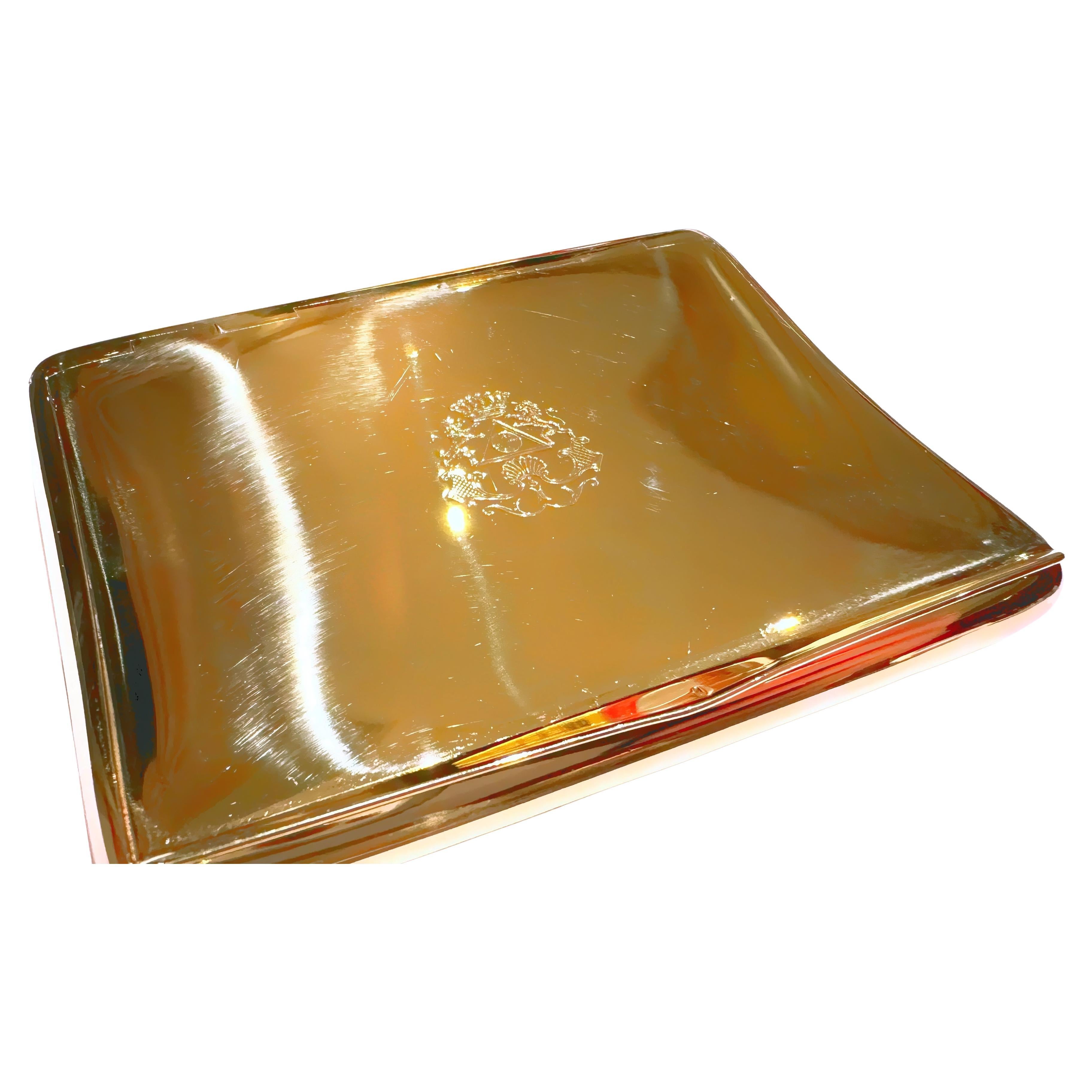 Etui à cigarettes en or massif 18 carats - Elégance et mystère avec un charme noble en vente