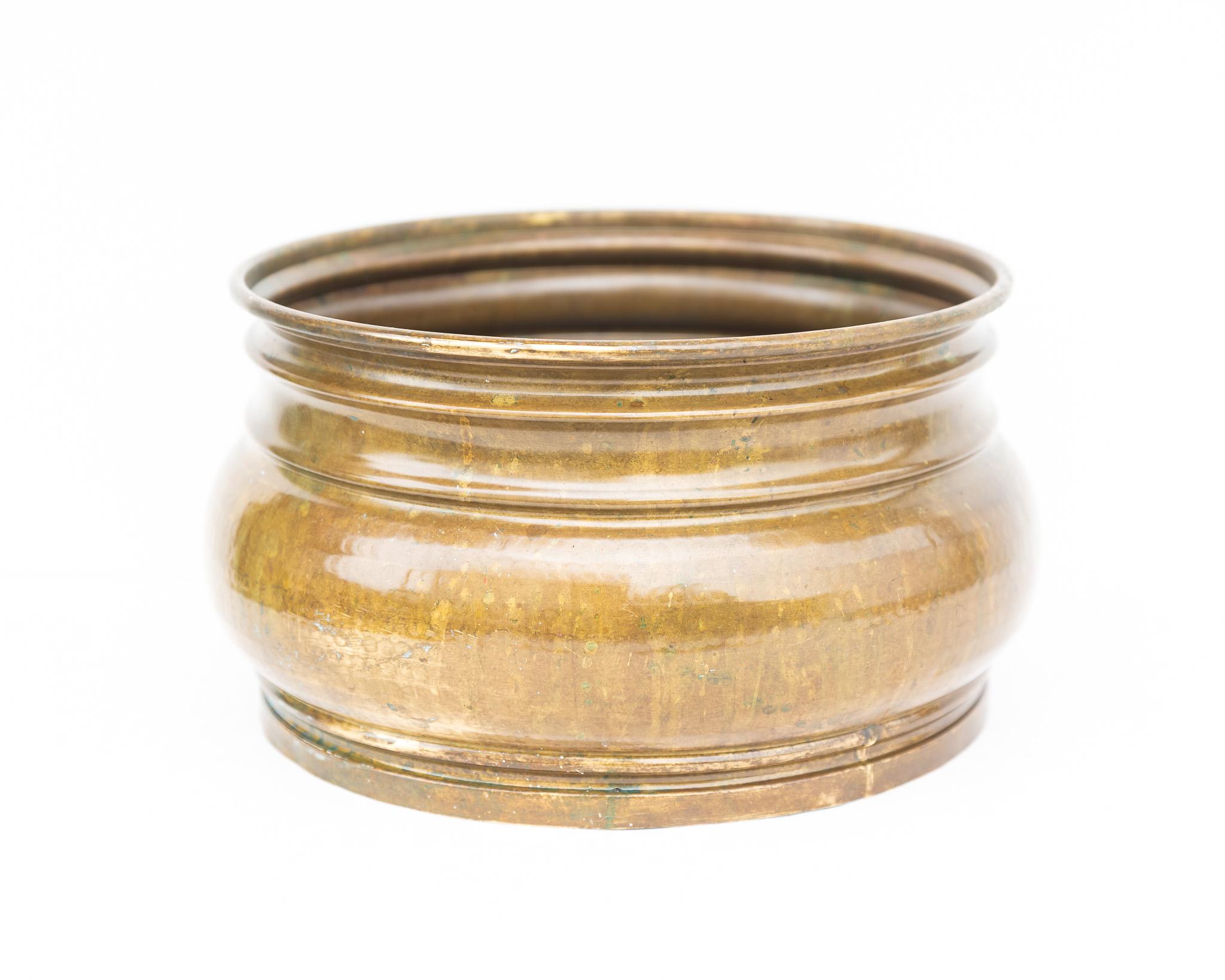 Portavasi in ottone, Made in Italy, Anni '50. 
Rarissimo trittico di Portavasi in ottone di grandi dimensioni. 
Il prezzo della spedizione si intende per il territorio italiano, per le isole e per spedizione all'estero preventivo su richiesta. 
Le