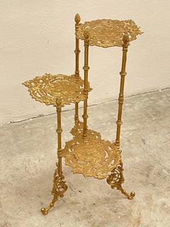 Italian Royale vase holder in gilded brass - Classic ornamental style, 1950s