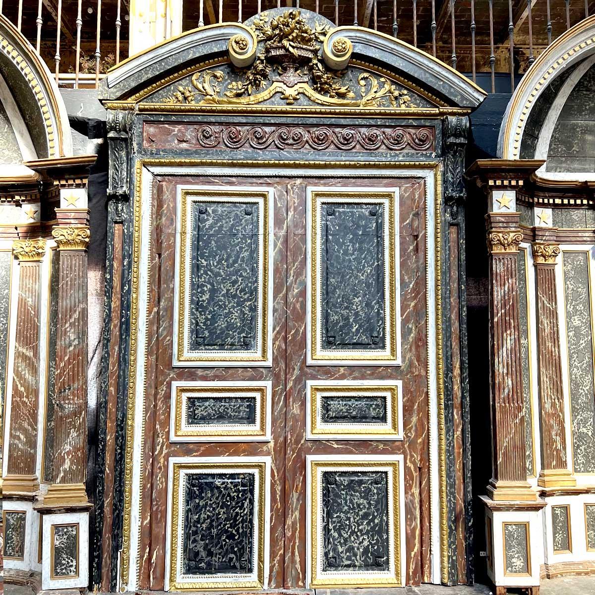 Porte Décorative Style Napoléon III - Marmorimitation
Die somptueuse Porte décorative de style Napoléon III ist ein wahres Kunstwerk, das die Opulenz des Second Empire mit einer außergewöhnlichen Technik der Trompe-l'œil-Malerei verbindet.

Epoche :