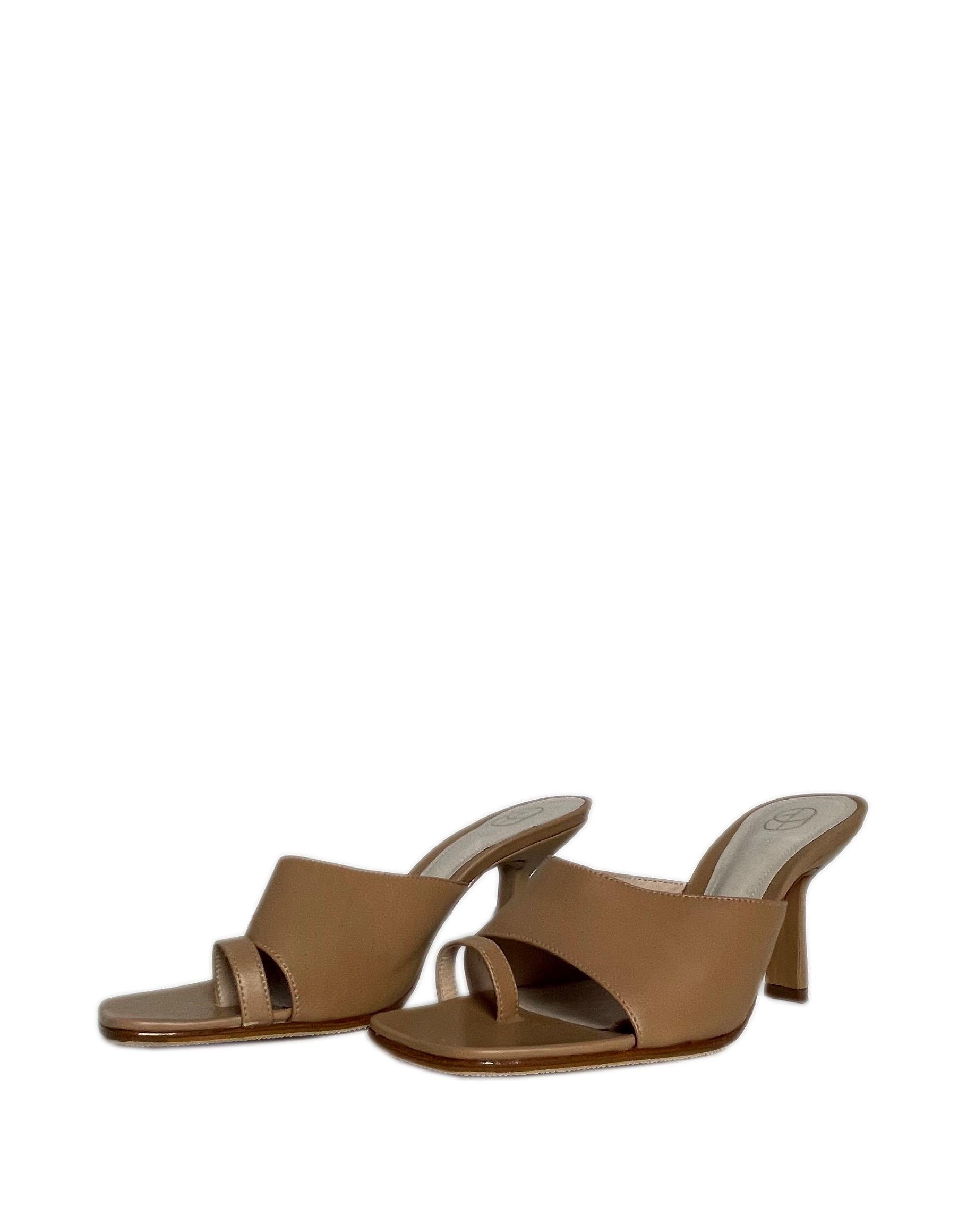 Porte & Paire Sand Leather Mules Heels 

Made in: Italy
Materials: Leather
Color: Beige/ 
