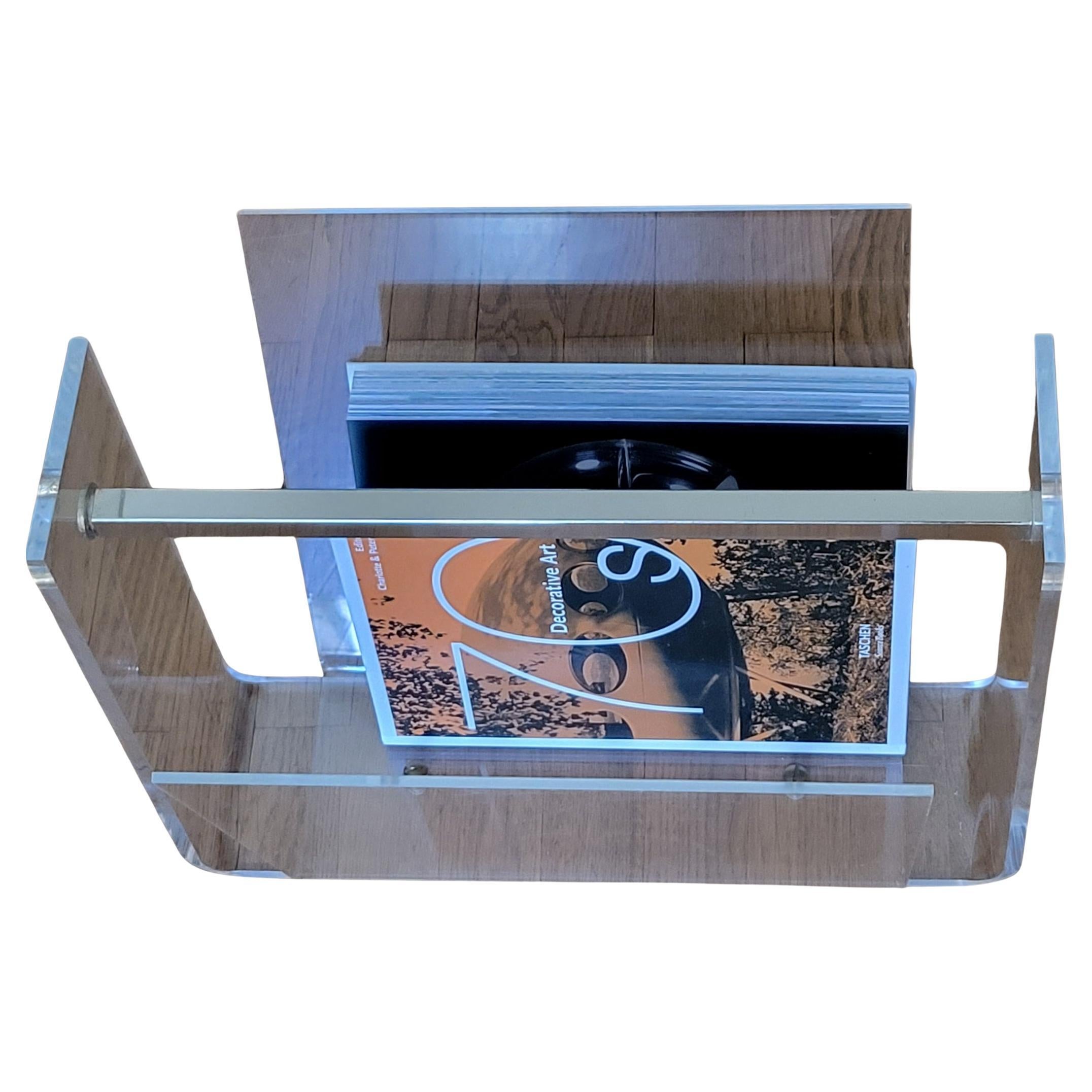 El porte revues David Lange en plexiglás transparente, diseñado en Francia en los años 1970, encarna la elegancia y la innovación del diseño vintage. Famosa por su saber hacer excepcional, la manufactura David Lange aúna tradición y modernidad para