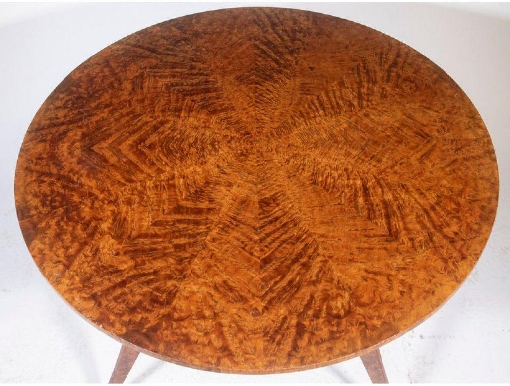 Un grand guéridon en loupe de Thuya, conçu par Émile-Jacques Ruhlmann, et produit par Alfred Porteneuve. Plateau circulaire en ronce avec pieds tripodes, chaque pied se terminant par une volute. 

Alfred Porteneuve (1896-1949) est un architecte