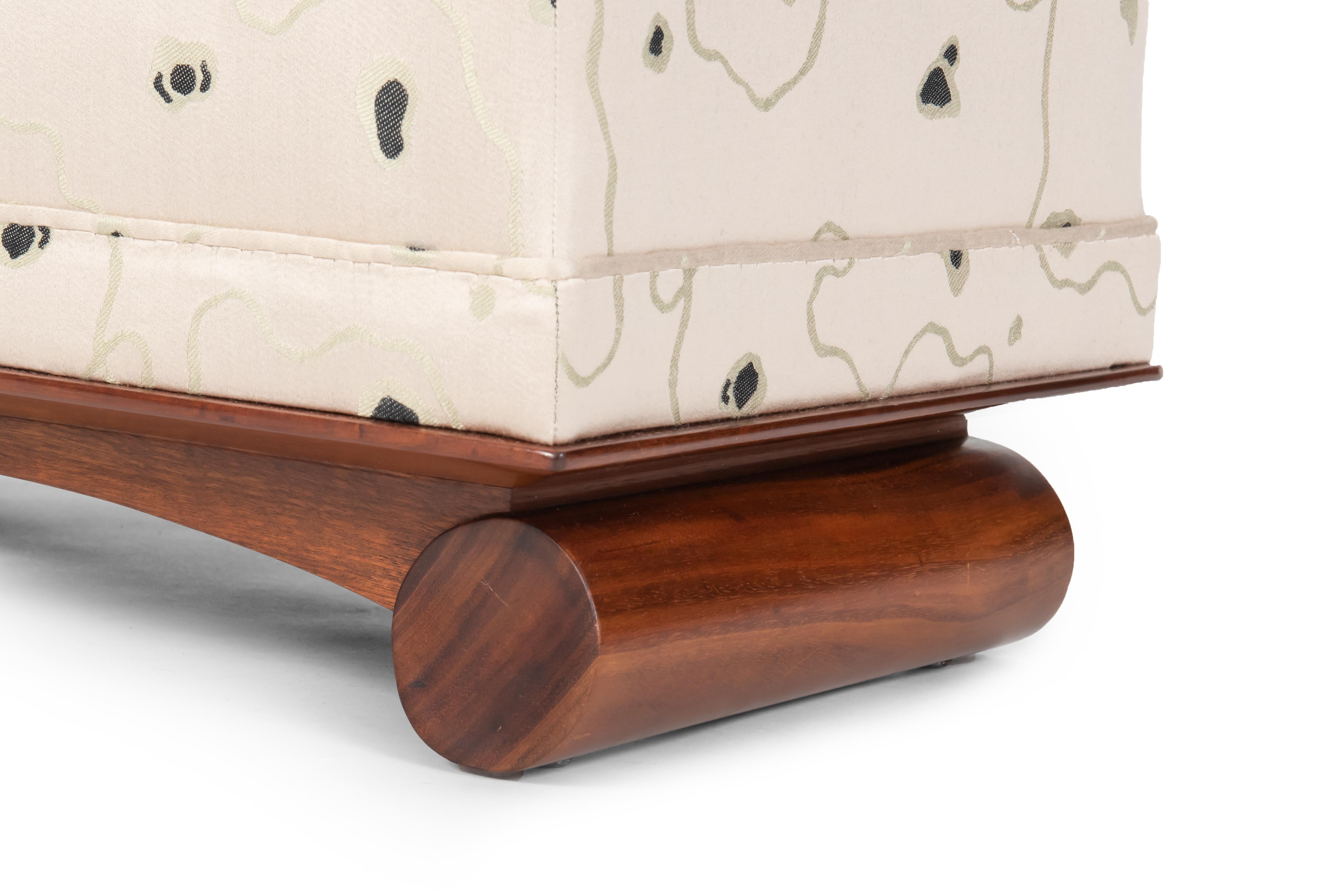 Francese Sgabello Porteneuve in mogano e seta in vendita