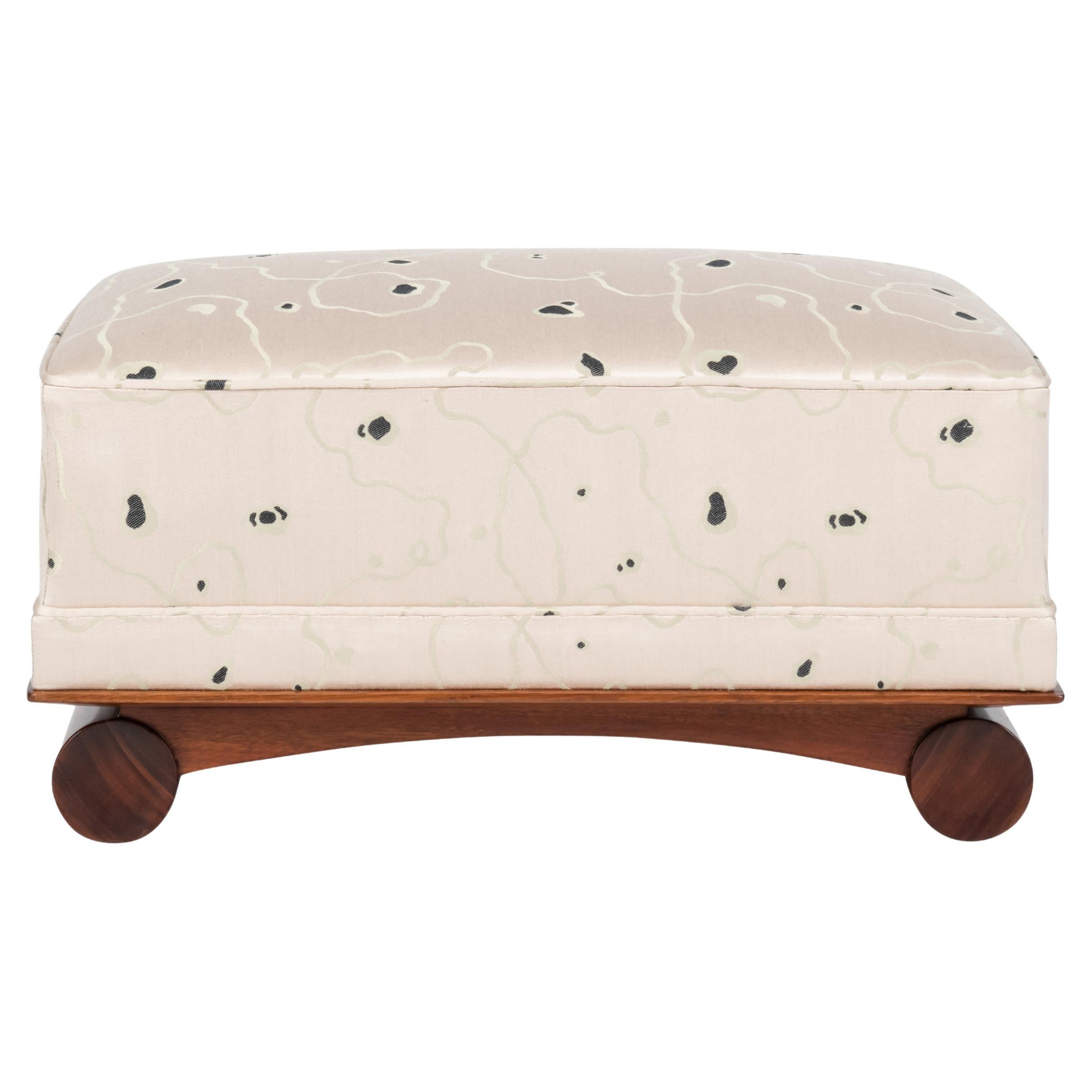 Sgabello Porteneuve in mogano e seta in vendita