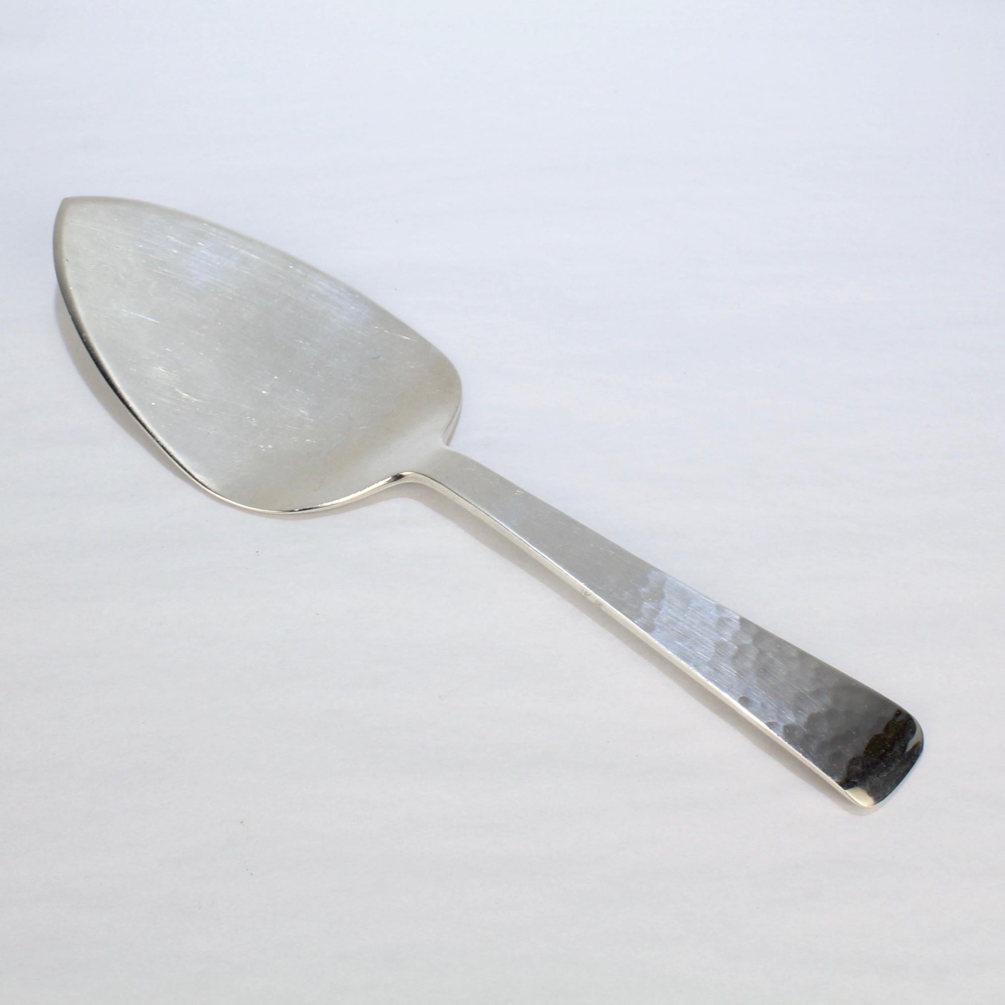 A very fine, hand hammered sterling silver server by Porter Blanchard.

Marked to the reverse: Porter Blanchard Handmade Sterling

A superb piece of American Arts & Crafts Movement sterling silver. Perfect for any table!

Length: ca. 9 3/4