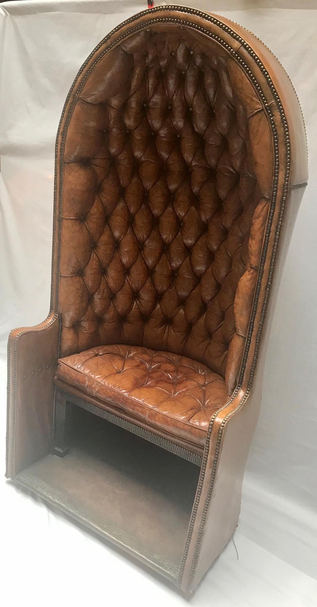 Important porter's chair in mahogany, resting on a platform, molded mahogany base, confessional backrest entirely padded with tawny leather.

The leather upholstery probably redone at the beginning of the 20th century.

George III style,