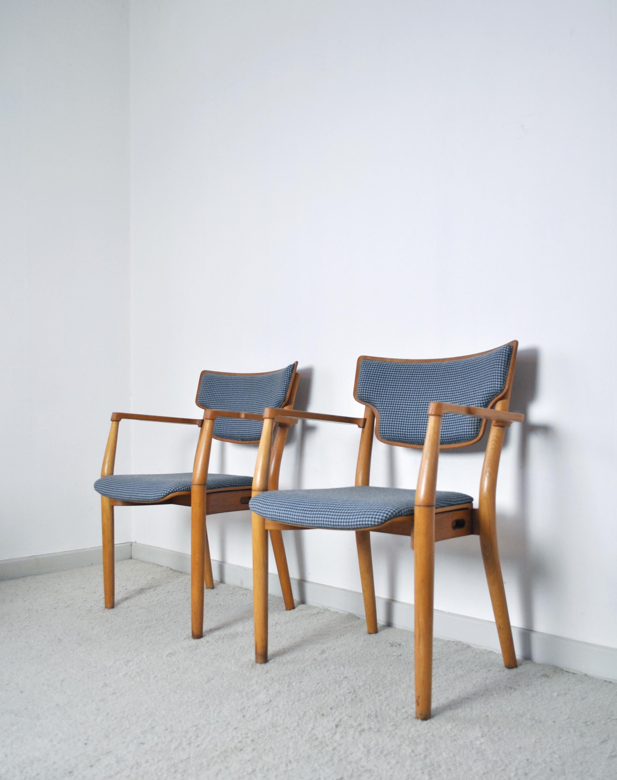 Rare pair of Portex armchairs designed by Peter Hvidt & Orla Mølgaard-Nielsen and produced by Fritz Hansen, circa 1940. New upholstery, frame made of beech.
The Portex series was mainly exported to the American occupation forces in Germany.
This