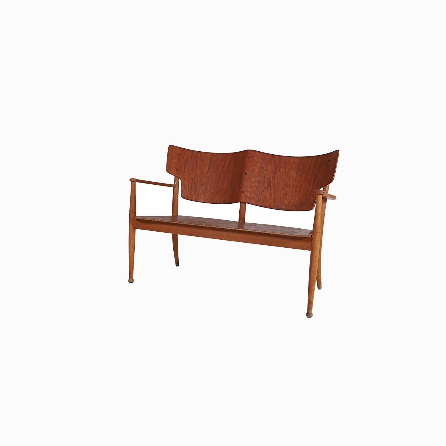 ‘Portex’ settee by Peter Hvidt & Orla Molgaard Nielsen in Teak & Beech In Good Condition For Sale In Minneapolis, MN