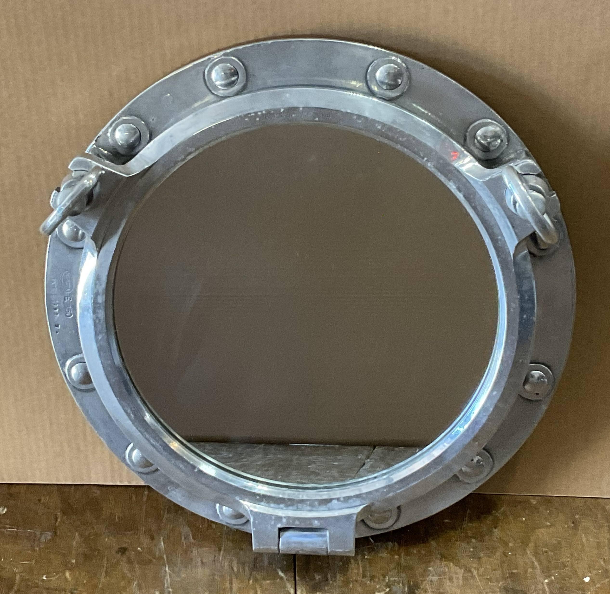 Hublot de bateau en aluminium poli équipé d'un miroir et d'un anneau en bois de teck. Restauration de haut niveau d'un authentique hublot de pétrolier avec bride de suspension et porte à charnière. 6 