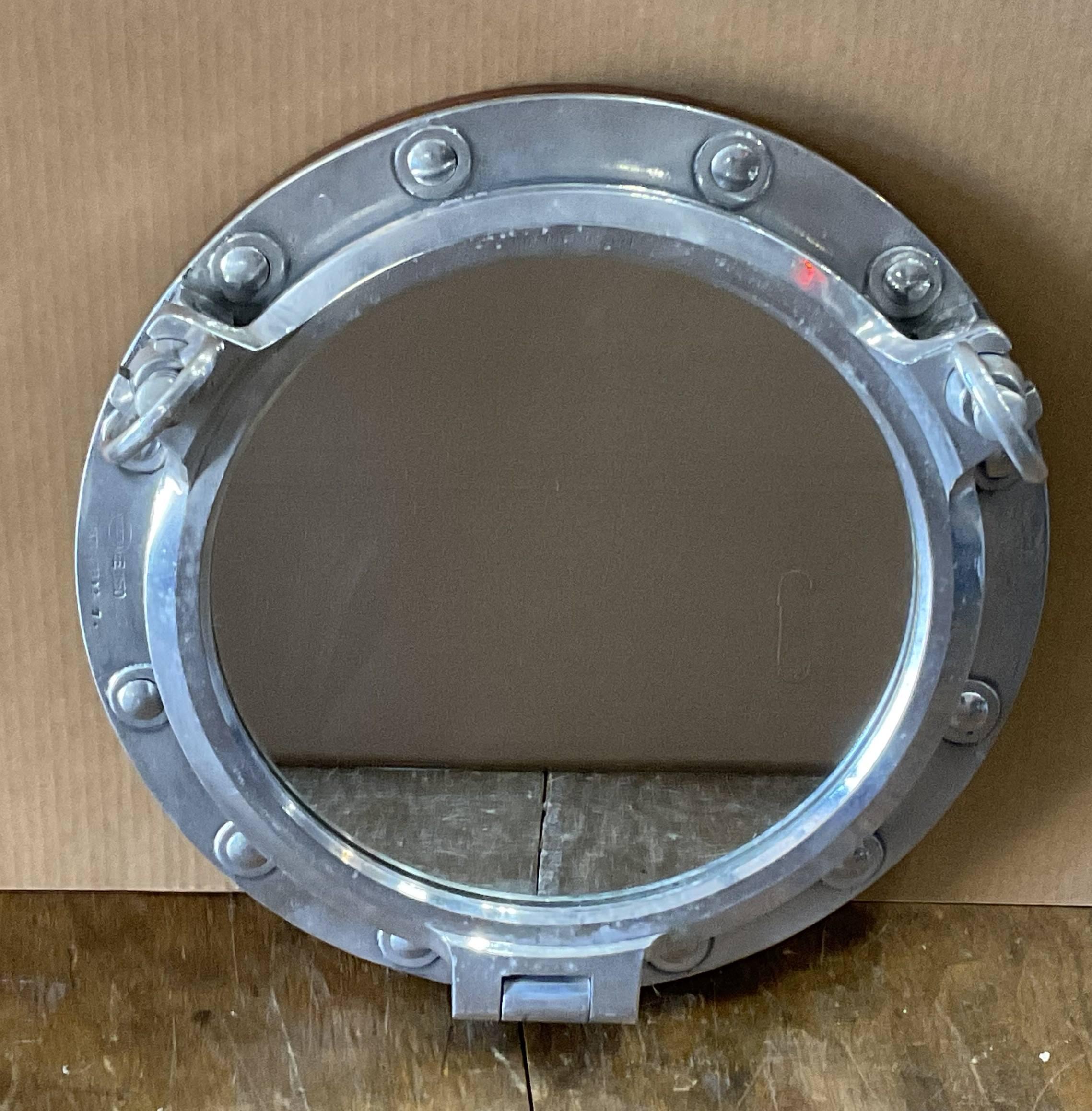 Miroir en forme de hublot Bon état - En vente à Norwell, MA