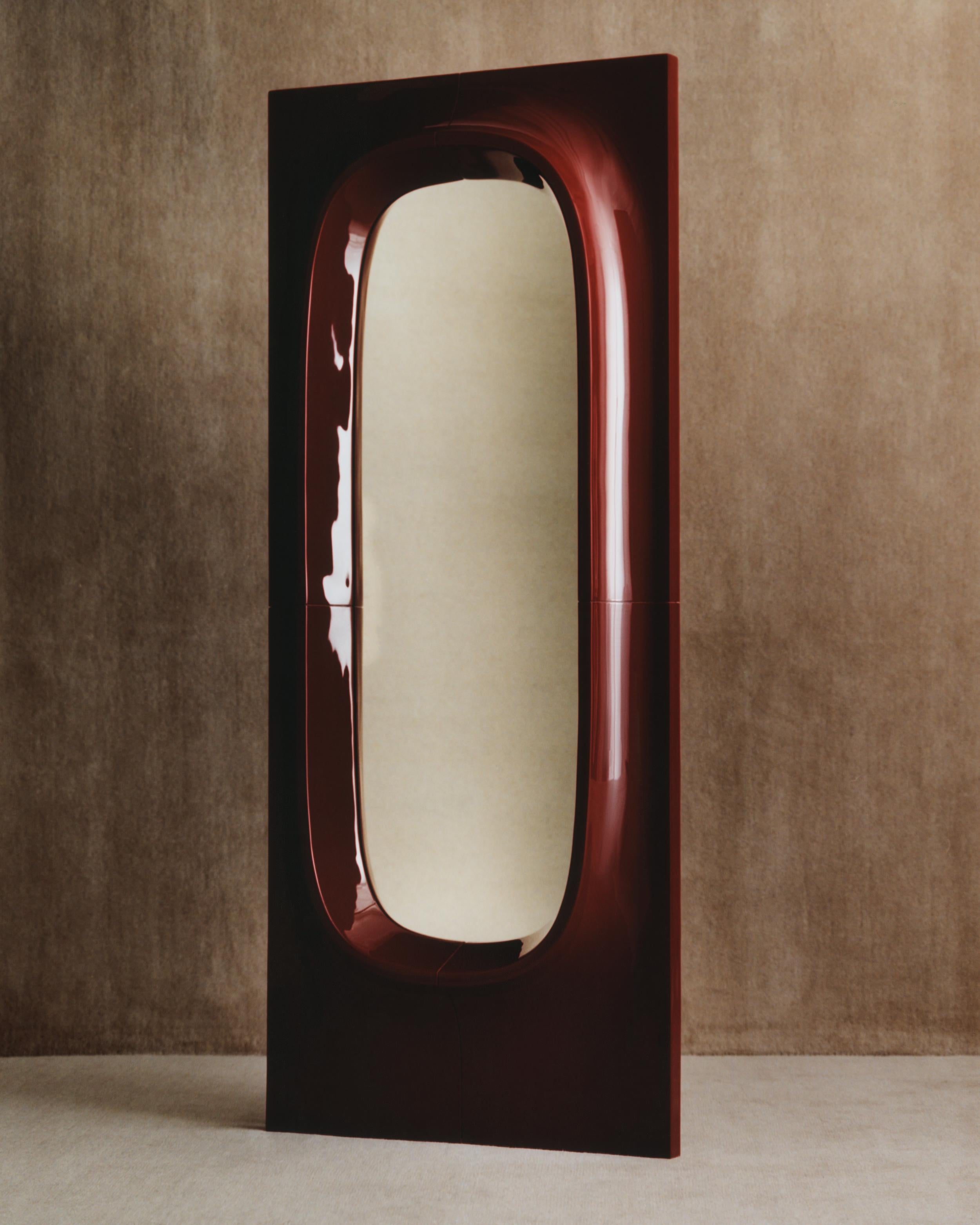 Le miroir Porthole est conçu par Willo Perron pour NO GA. Elle fait partie d'une collection basée sur l'idée de modularité qui comprend six tables et deux miroirs de différentes tailles pouvant être combinés dans diverses configurations. Les miroirs