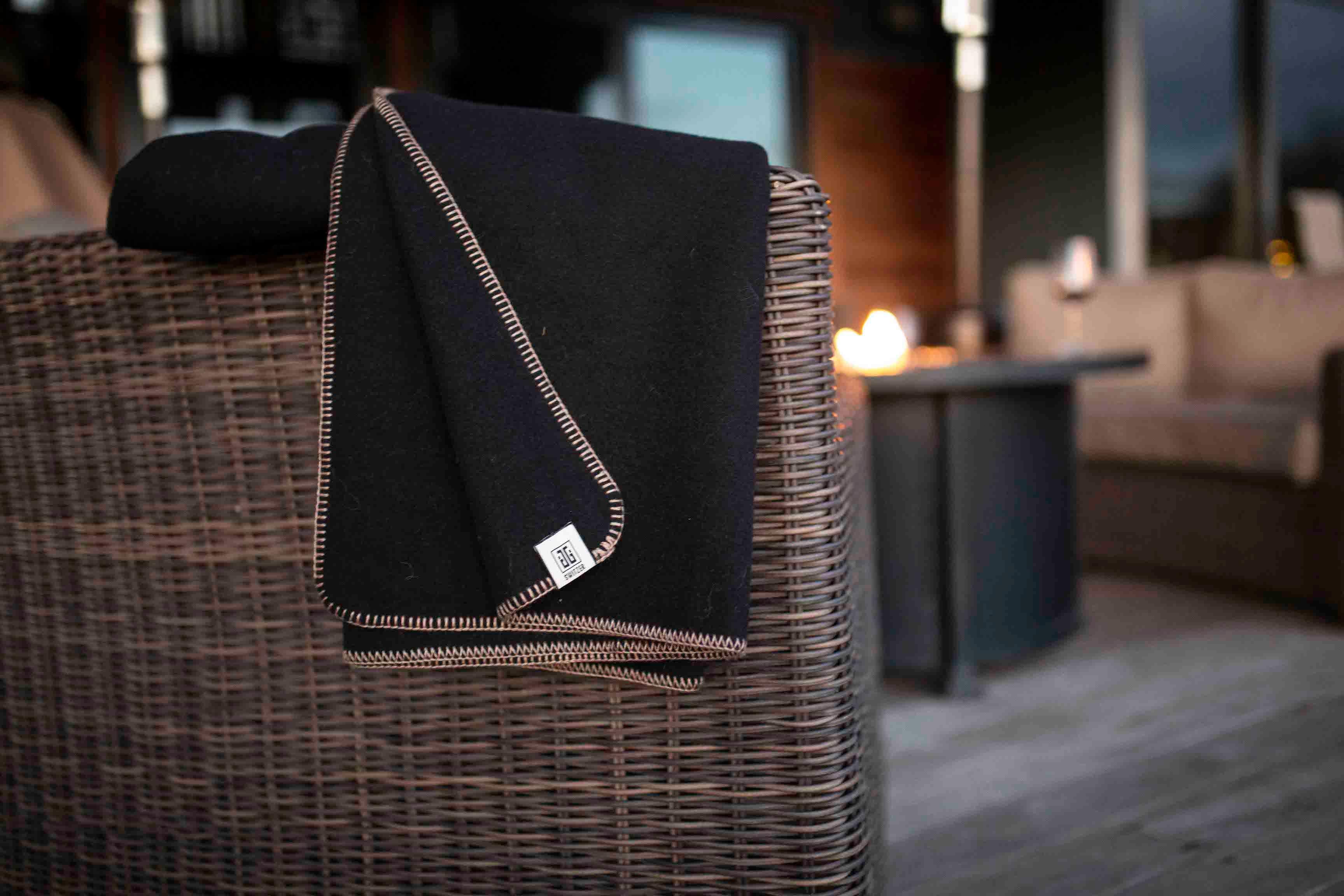 Laine Portia, couverture en laine mérinos noire avec finition en alpaga et soie en vente