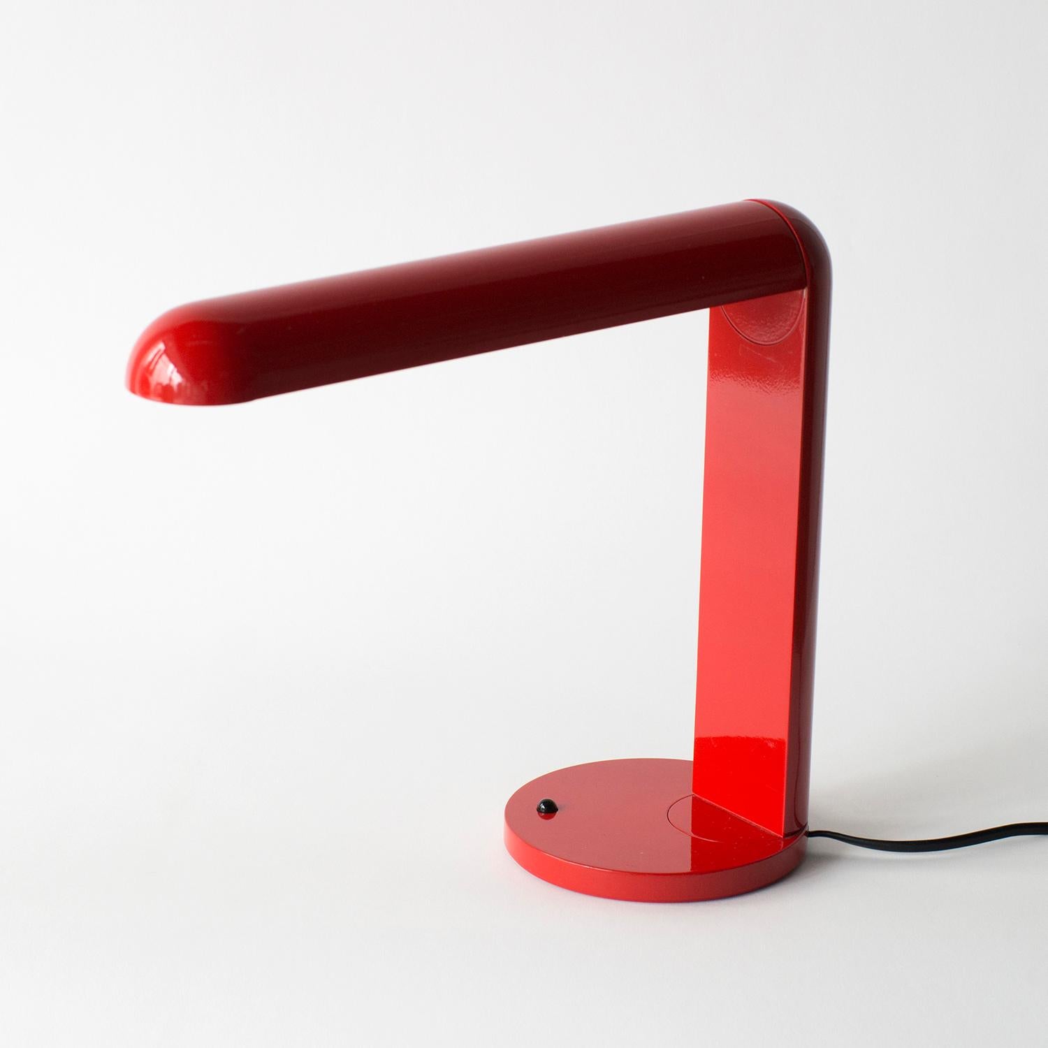 Portia desk lamp designed by Kunihide Oshinomi for Yamagiwa.
Shade is movable horizontally and able to turn around.