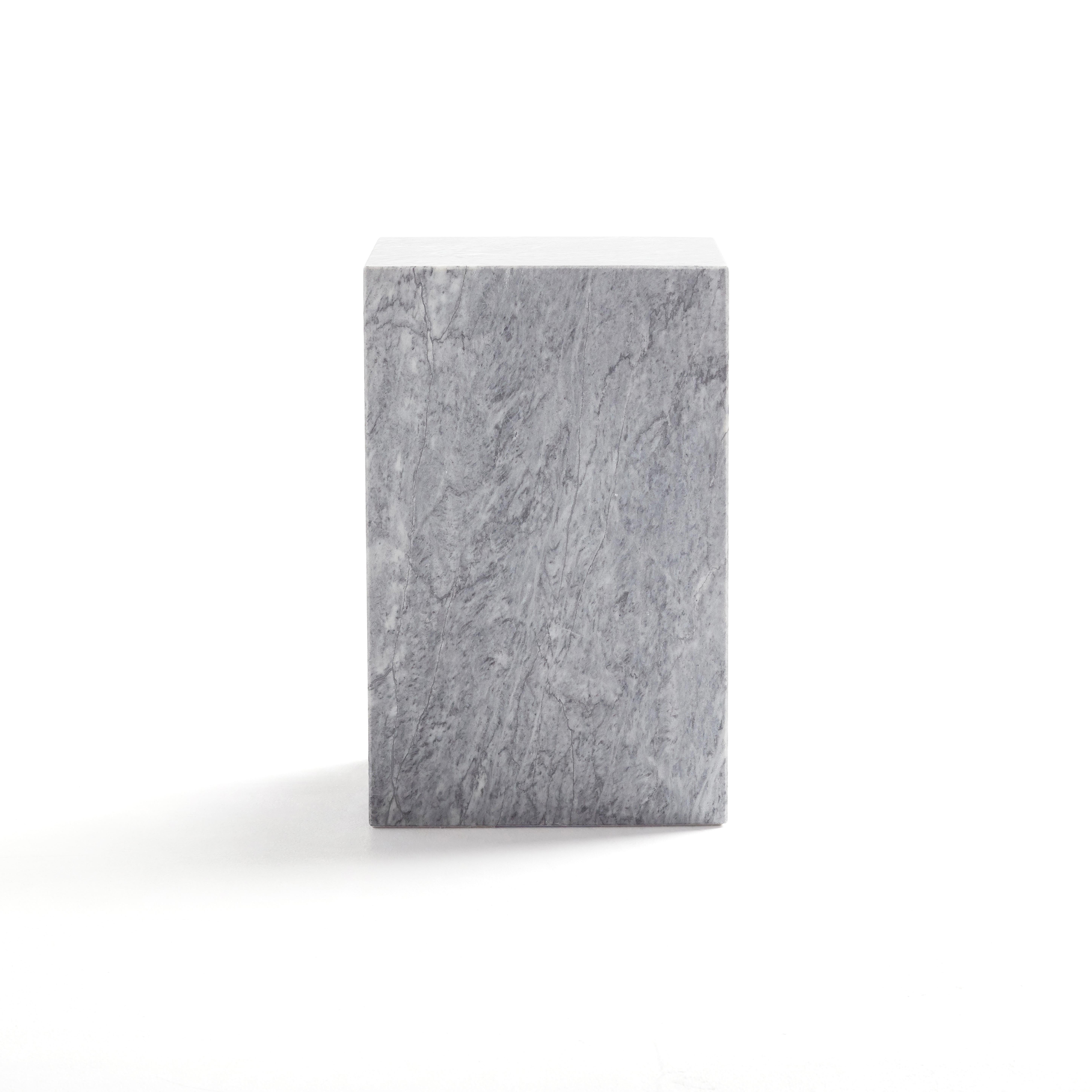 Brutalisme Table d'appoint Portico en marbre Riuvina - Table d'appoint minimaliste par Aparentment en vente