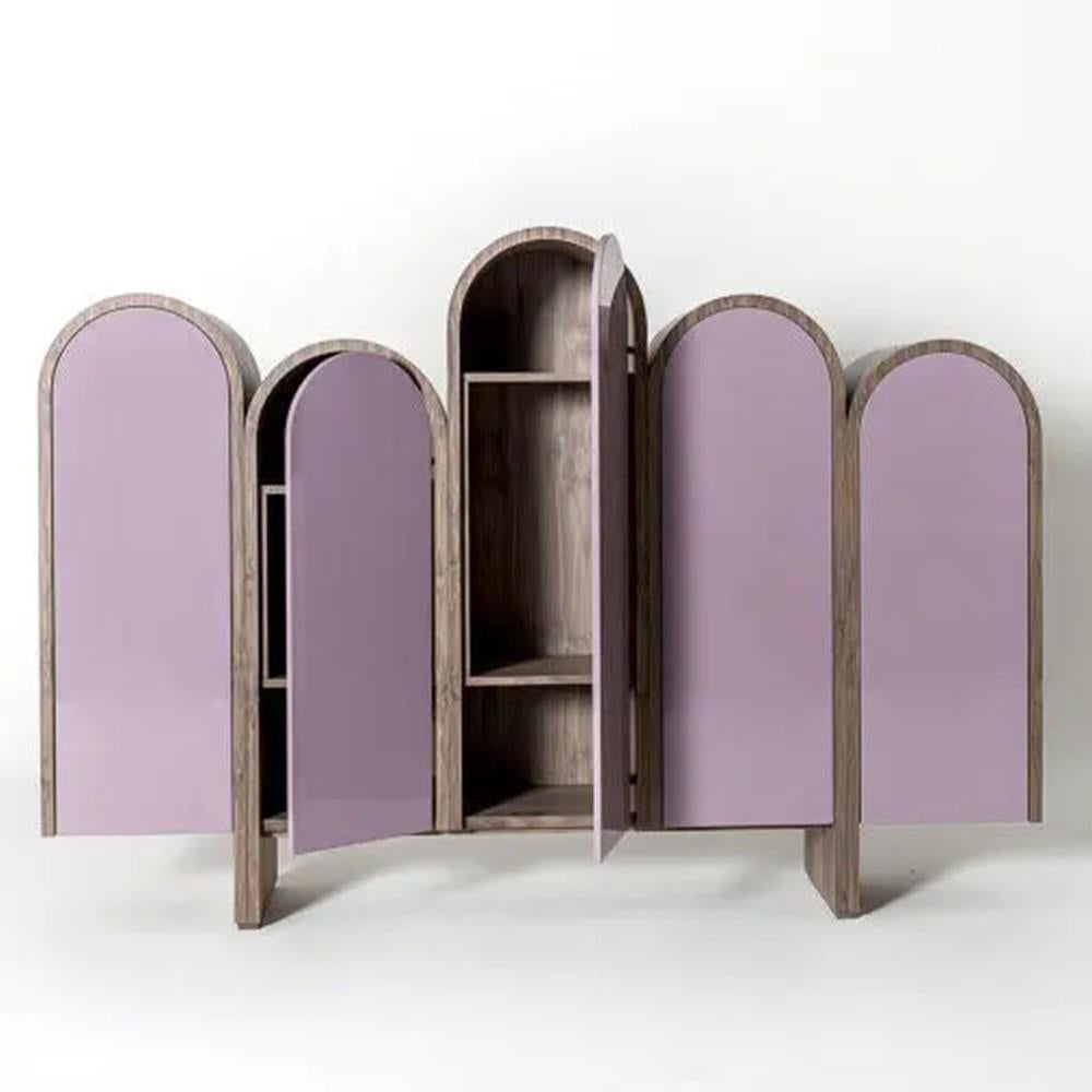 Das Portico Sideboard von Emmemobili, entworfen von Ferruccio Laviani, zeigt eine einzigartige U-förmige Struktur, die aus furniertem oder lackiertem gebogenem Sperrholz gefertigt ist. Dieses elegante Stück verfügt über Türen, die mit einem