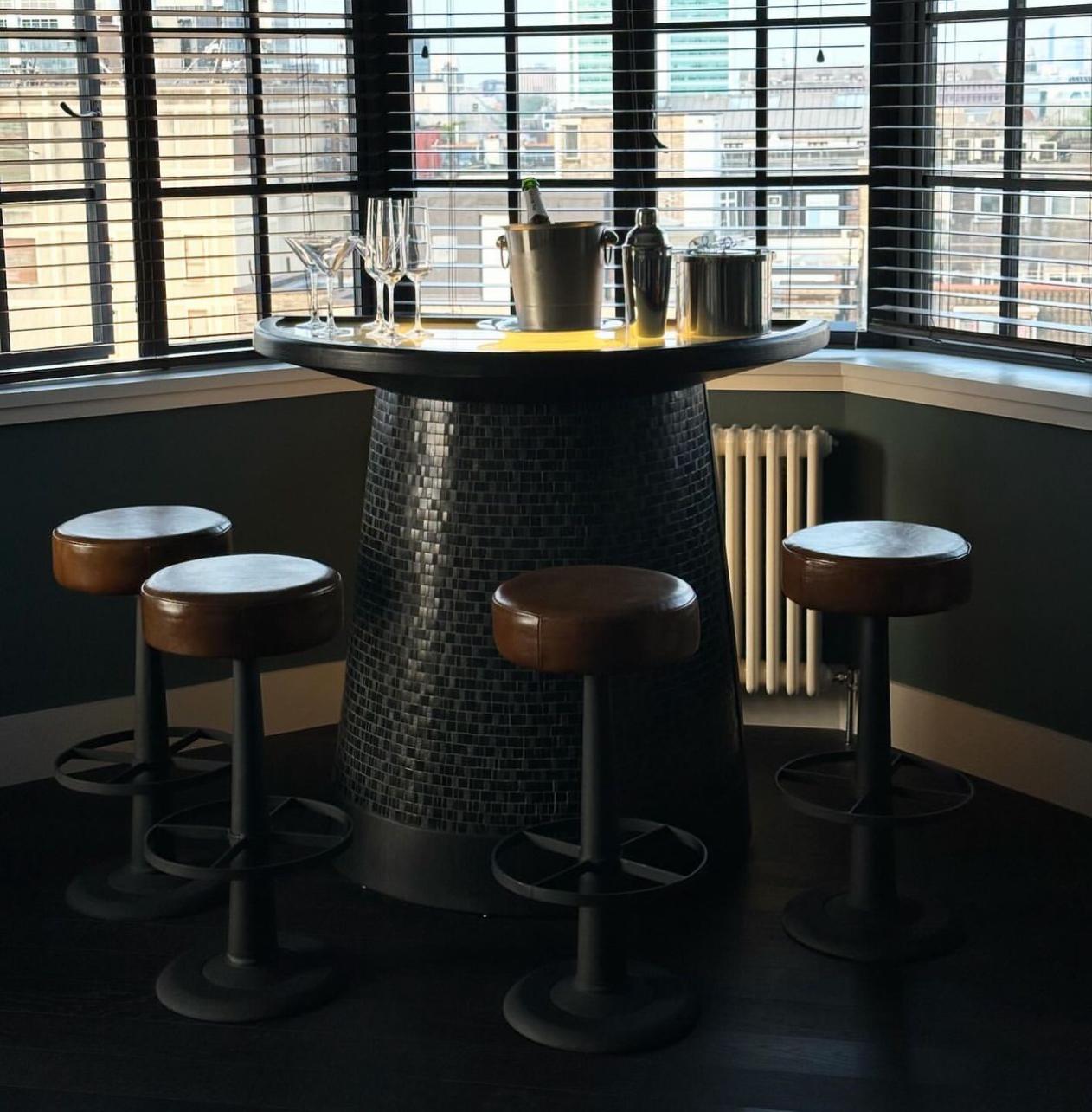 Presentamos el Bar Portland. Fabricada con madera de alta calidad y adornada con motivos de mosaico aplicados a mano, esta barra es una mezcla perfecta de funcionalidad y belleza. Inspirada en la antigua herencia egipcia y expresada con una estética