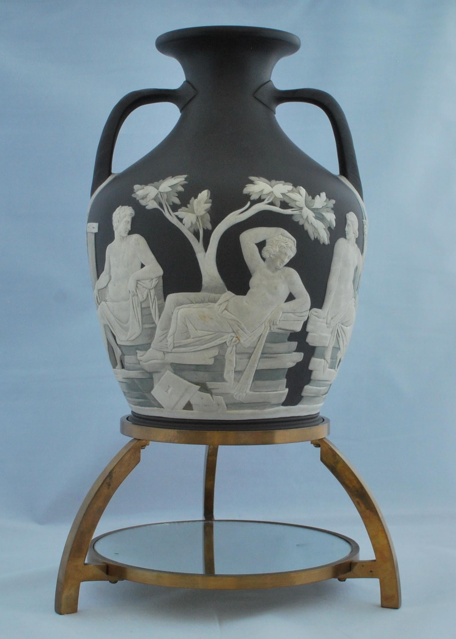 Eines der schönsten Exemplare der Portland-Vase, die Wedgwood herstellte, das in vielerlei Hinsicht mit der Erstausgabe selbst konkurriert. 

Dekoriert von Thomas Lovatt, dann geschliffen, poliert und schattiert von John Northwood in seinem Studio