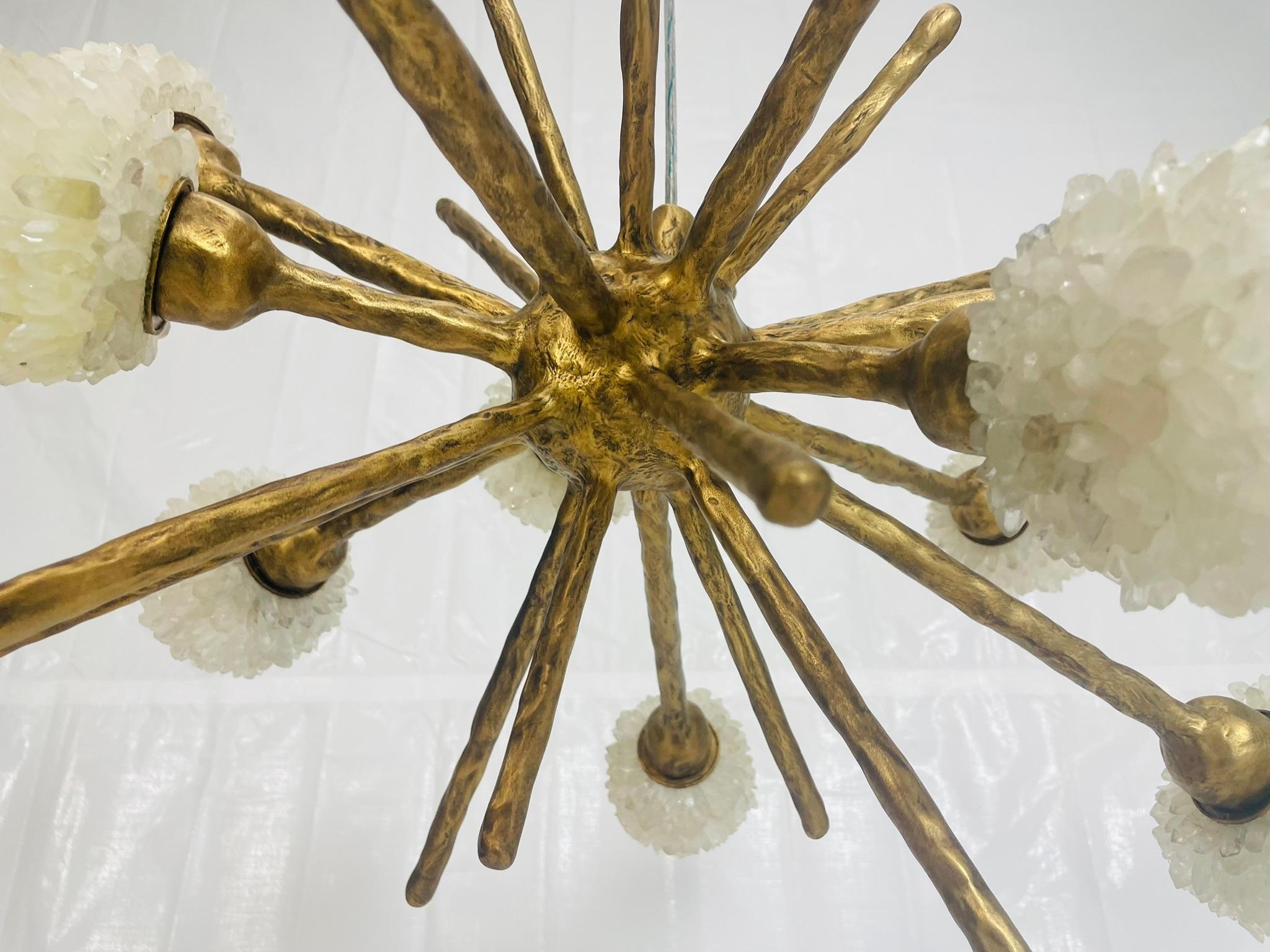 Lampadario Porto Alegre di Haus of Aurah - Lampada scultorea in quarzo e bronzo in vendita 4