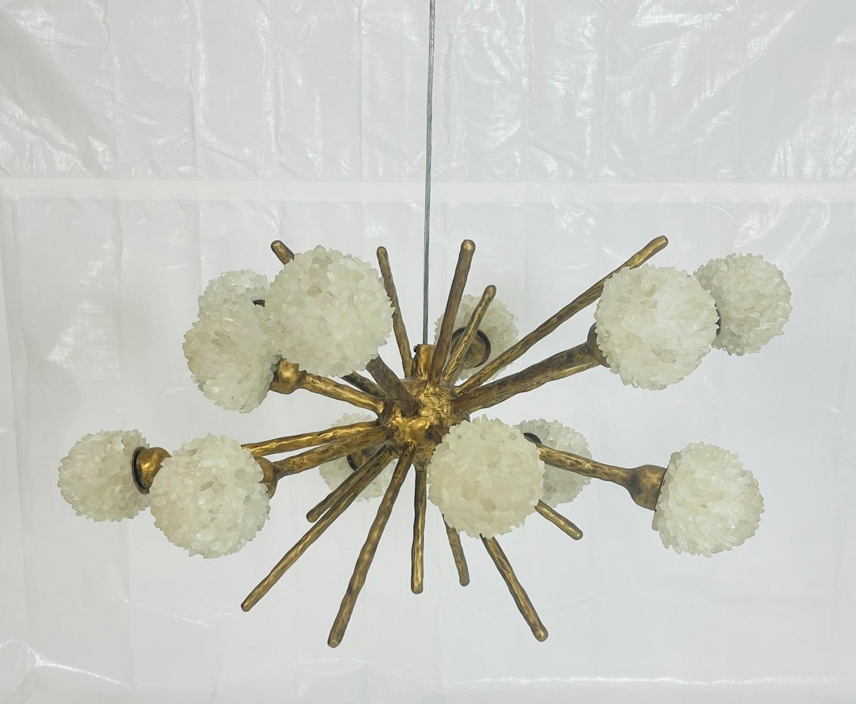 Hollywood Regency Lampadario Porto Alegre di Haus of Aurah - Lampada scultorea in quarzo e bronzo in vendita