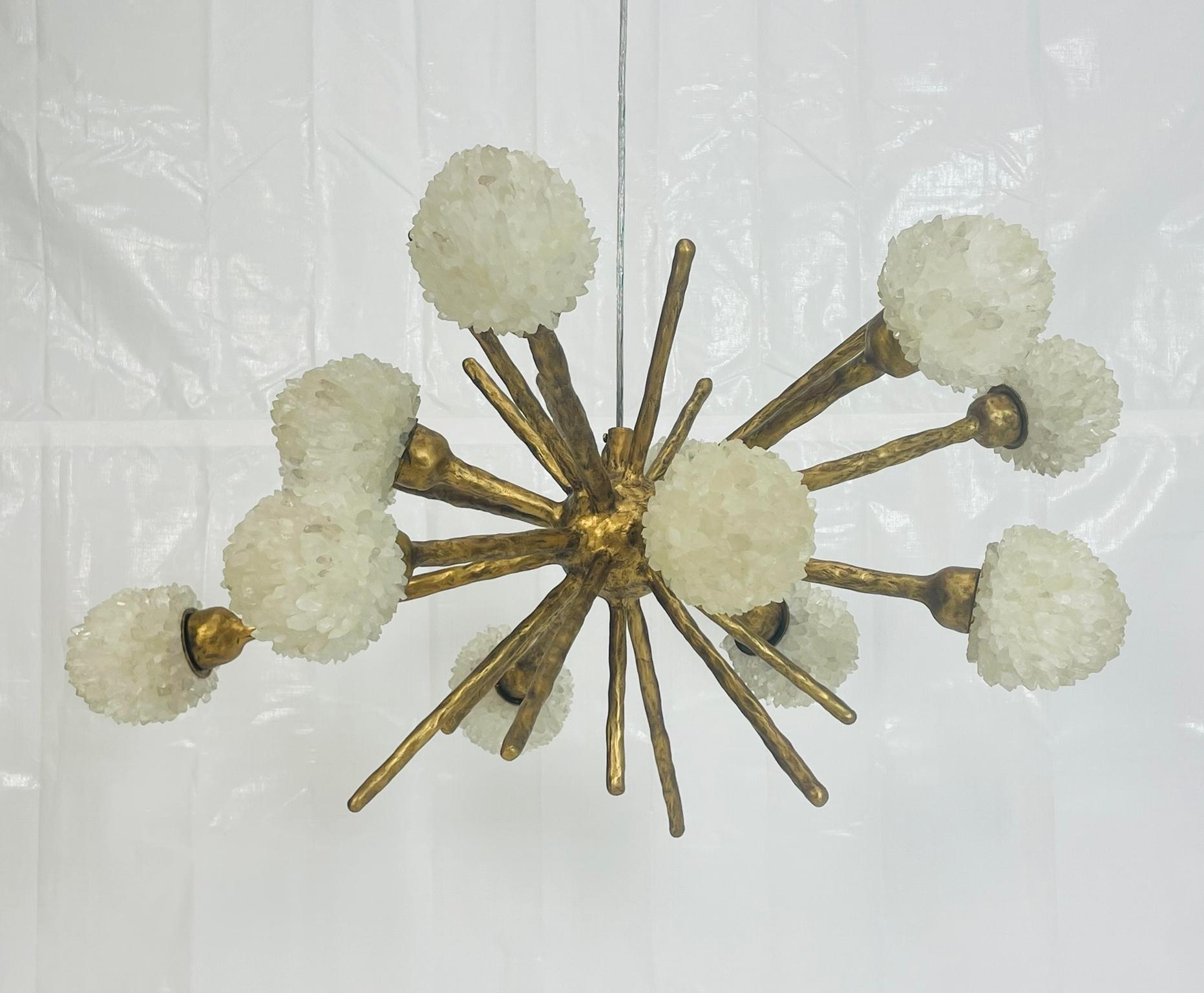 Americano Lampadario Porto Alegre di Haus of Aurah - Lampada scultorea in quarzo e bronzo in vendita