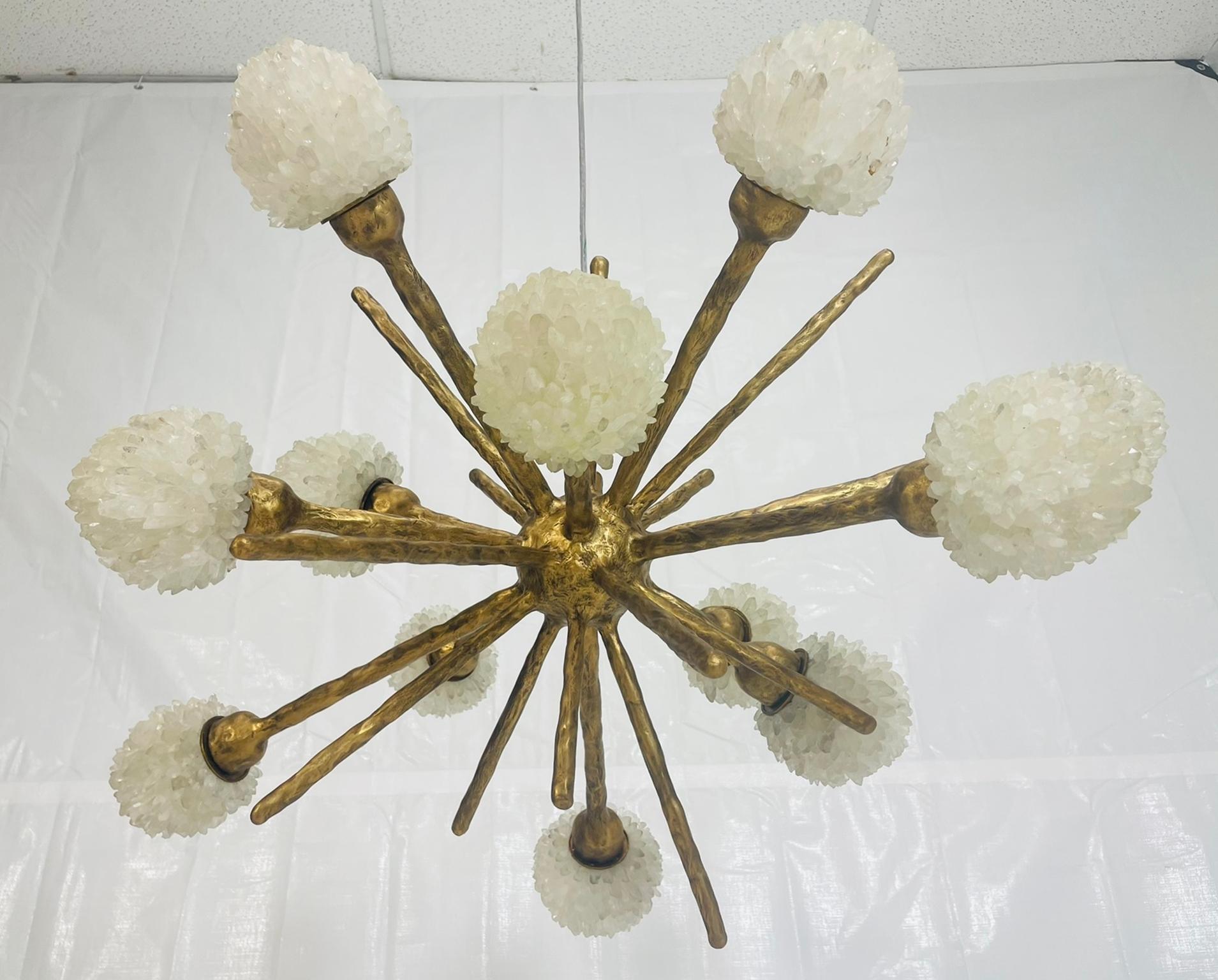 Bronzato Lampadario Porto Alegre di Haus of Aurah - Lampada scultorea in quarzo e bronzo in vendita