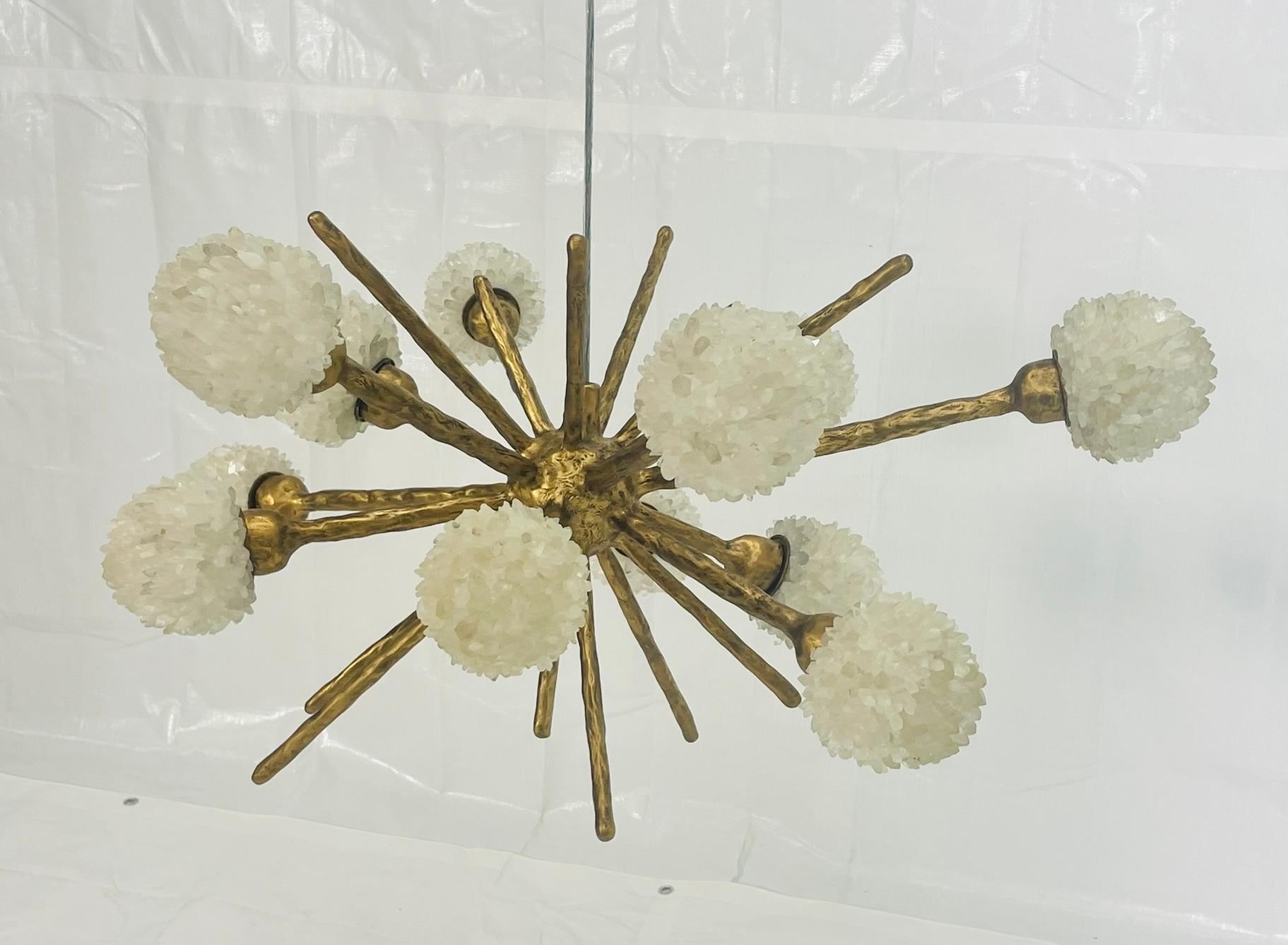 XXI secolo e contemporaneo Lampadario Porto Alegre di Haus of Aurah - Lampada scultorea in quarzo e bronzo in vendita