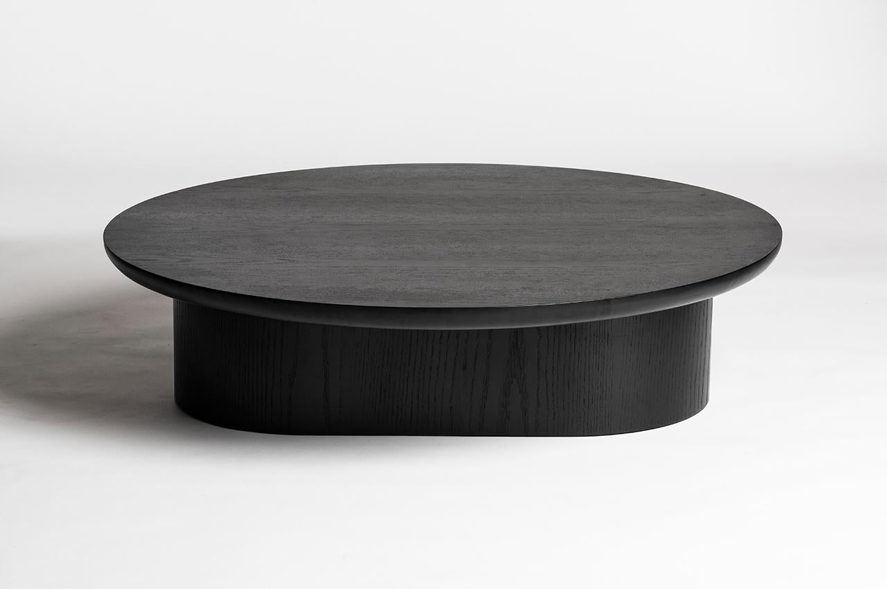 Die niedrigen Tische Porto bestehen aus einer runden Platte, die auf einem stabilen, länglichen Sockel zu ruhen scheint. Leichtigkeit und Gewicht überlagern sich und schaffen einen harmonischen und unkonventionellen Monoblock.
Die Unstimmigkeit der