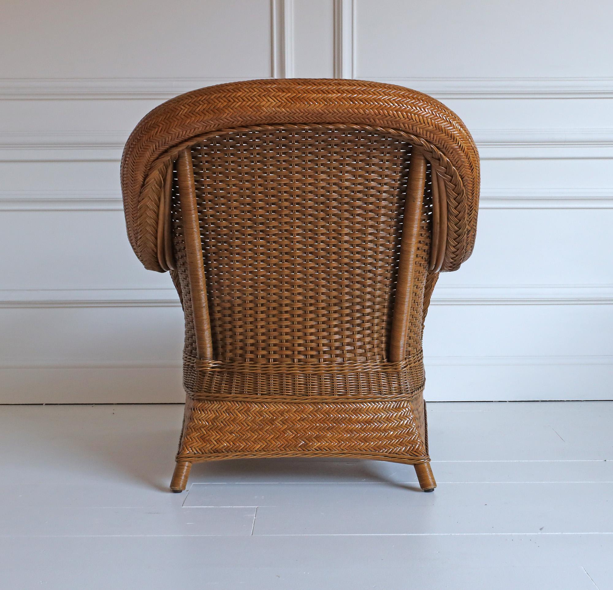 Fauteuil en rotin et canne tressés à la main.

Coussin en coton blanc inclus.

Produit artisanal en fibres naturelles. La finition et la couleur varient d'une pièce à l'autre.

Dimensions:-

H 95 x L 80 x P 90 cm
Assise - H 46 x D&H 66 cm