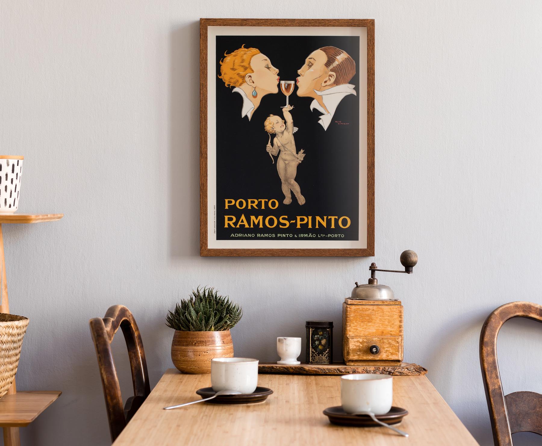 Cartel publicitario original francés vintage de Porto Ramos de hacia 1920. Fundada por Adriano Ramos Pinto en 1880, la Casa Ramos Pinto pronto se dio a conocer por su estrategia innovadora y pionera.

Como ilustra este póster con el icónico diseño