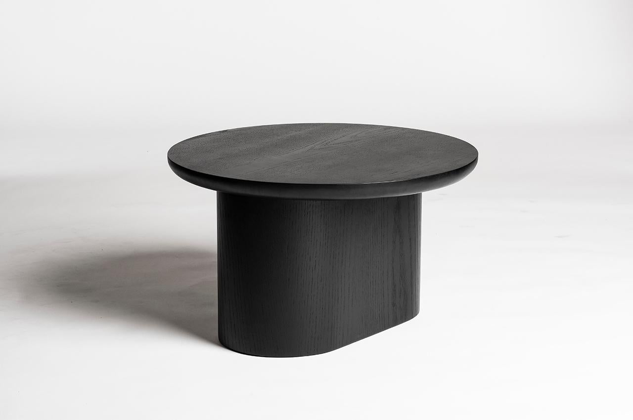Die niedrigen Tische Porto bestehen aus einer runden Platte, die auf einem stabilen, länglichen Sockel zu ruhen scheint. Leichtigkeit und Gewicht überlagern sich und schaffen einen harmonischen und unkonventionellen Monoblock.
Die Unstimmigkeit der