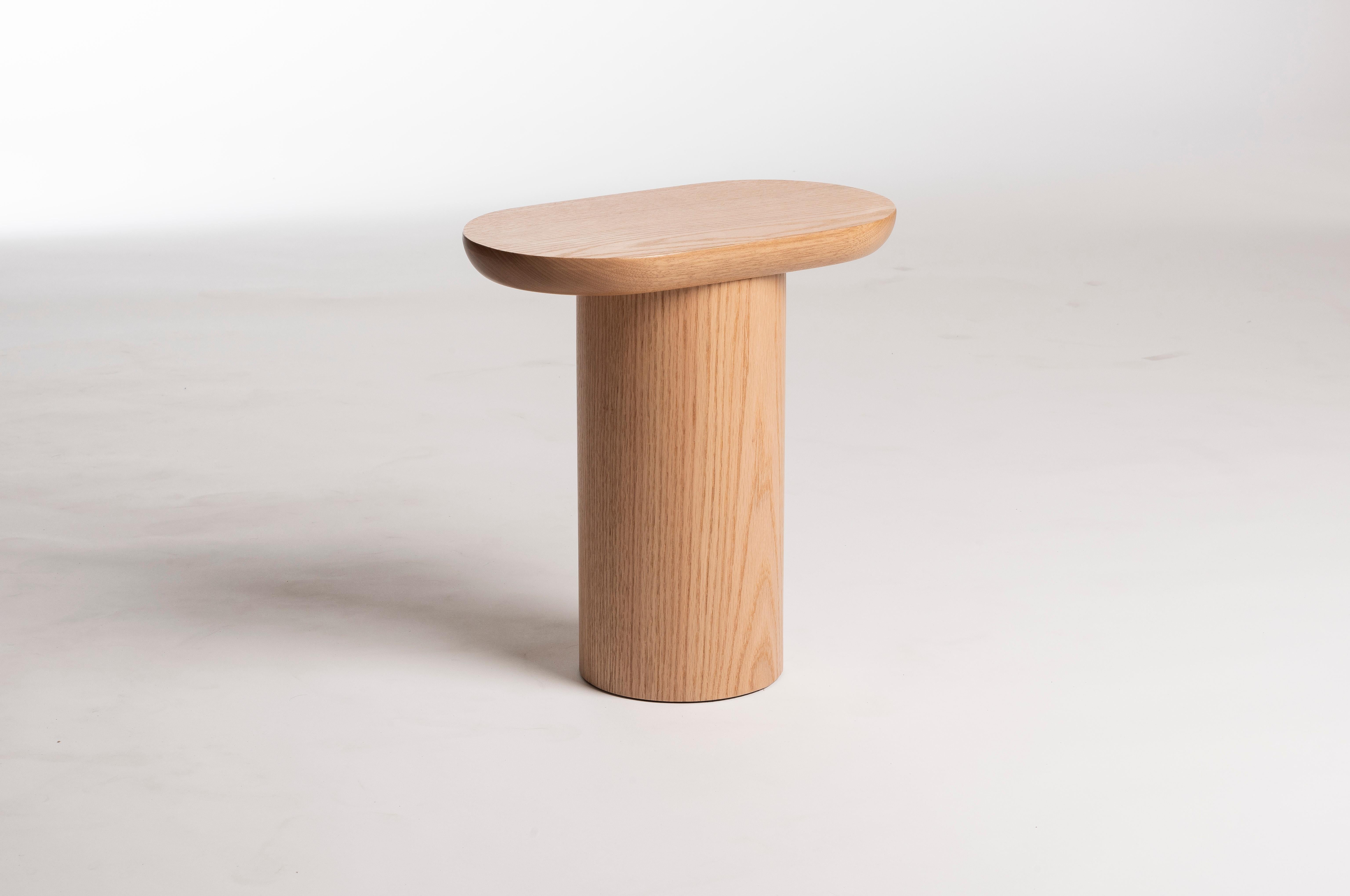 Style international Table d'appoint Porto, haute, par Rain, table d'appoint contemporaine en bois de chêne stratifié en vente