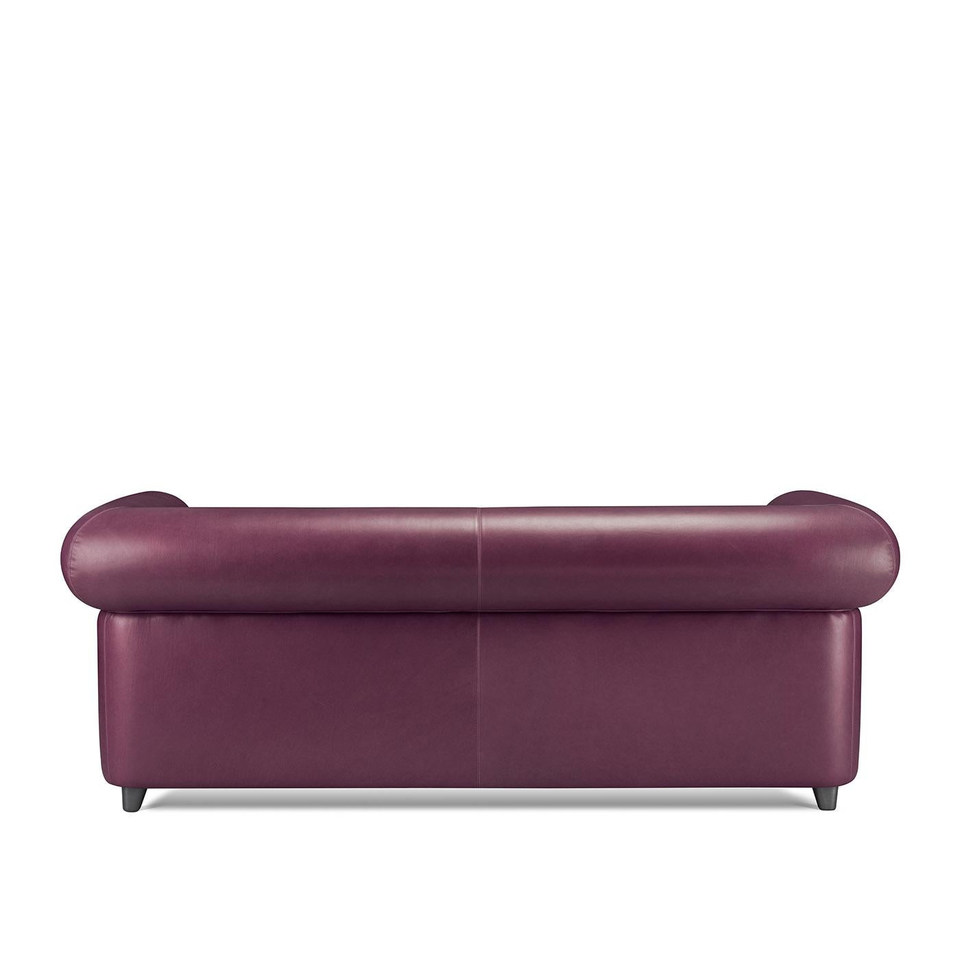 Dieses von Stefano Giovannoni entworfene Sofa setzt mit seiner glamourösen Farbwahl einen farblichen Akzent, der für Momente der echten Entspannung sorgt. Winzige Füße stützen die allgemeine Struktur, wobei die großzügige Polsterung mit hochwertigem