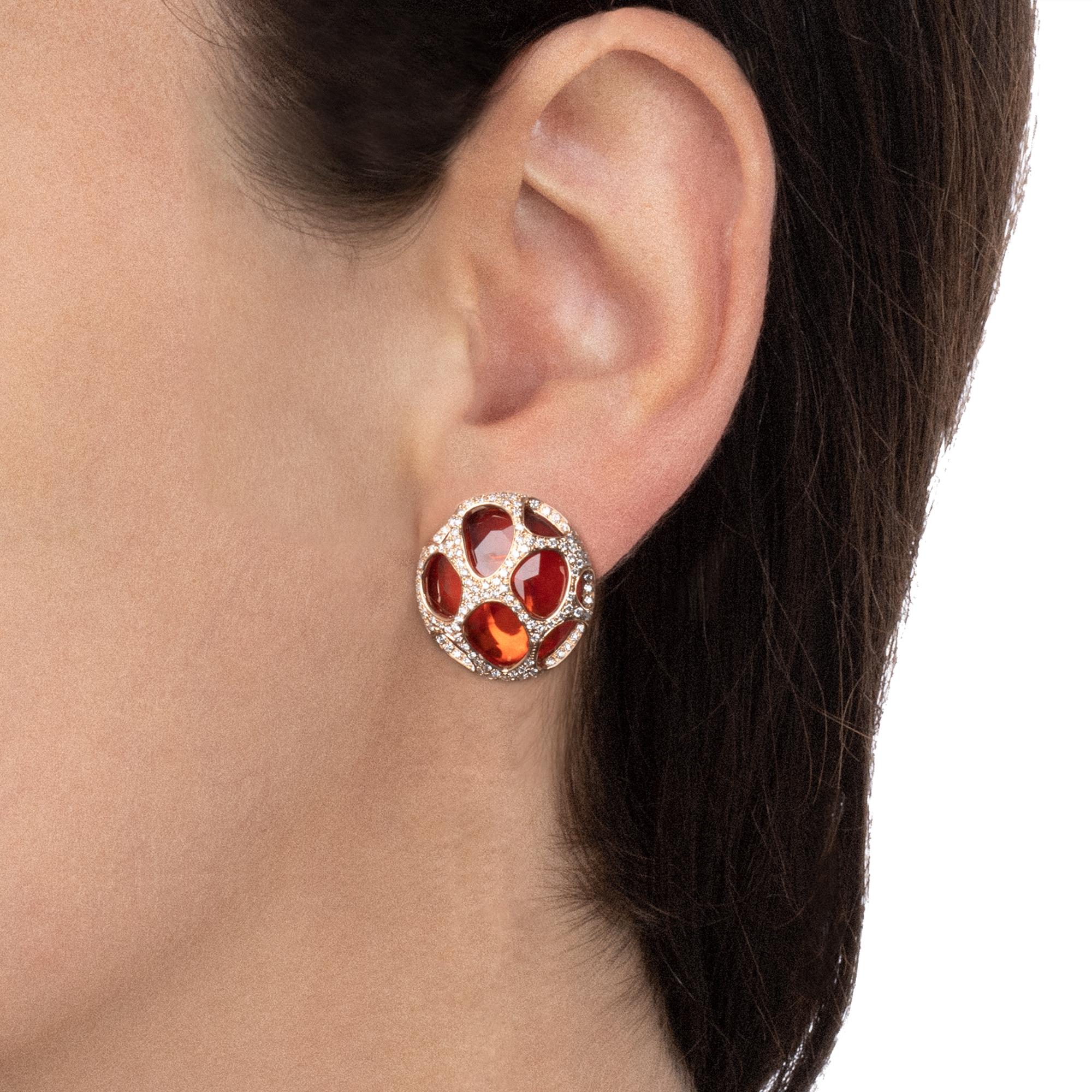 A playful, yet classy set of earrings that captures the fresh joy of a summer holiday. The vibrant red shade of the crystal is highlighted by the sparkling brightness of the small diamonds. The delightfully elegant rose gold decoration makes this