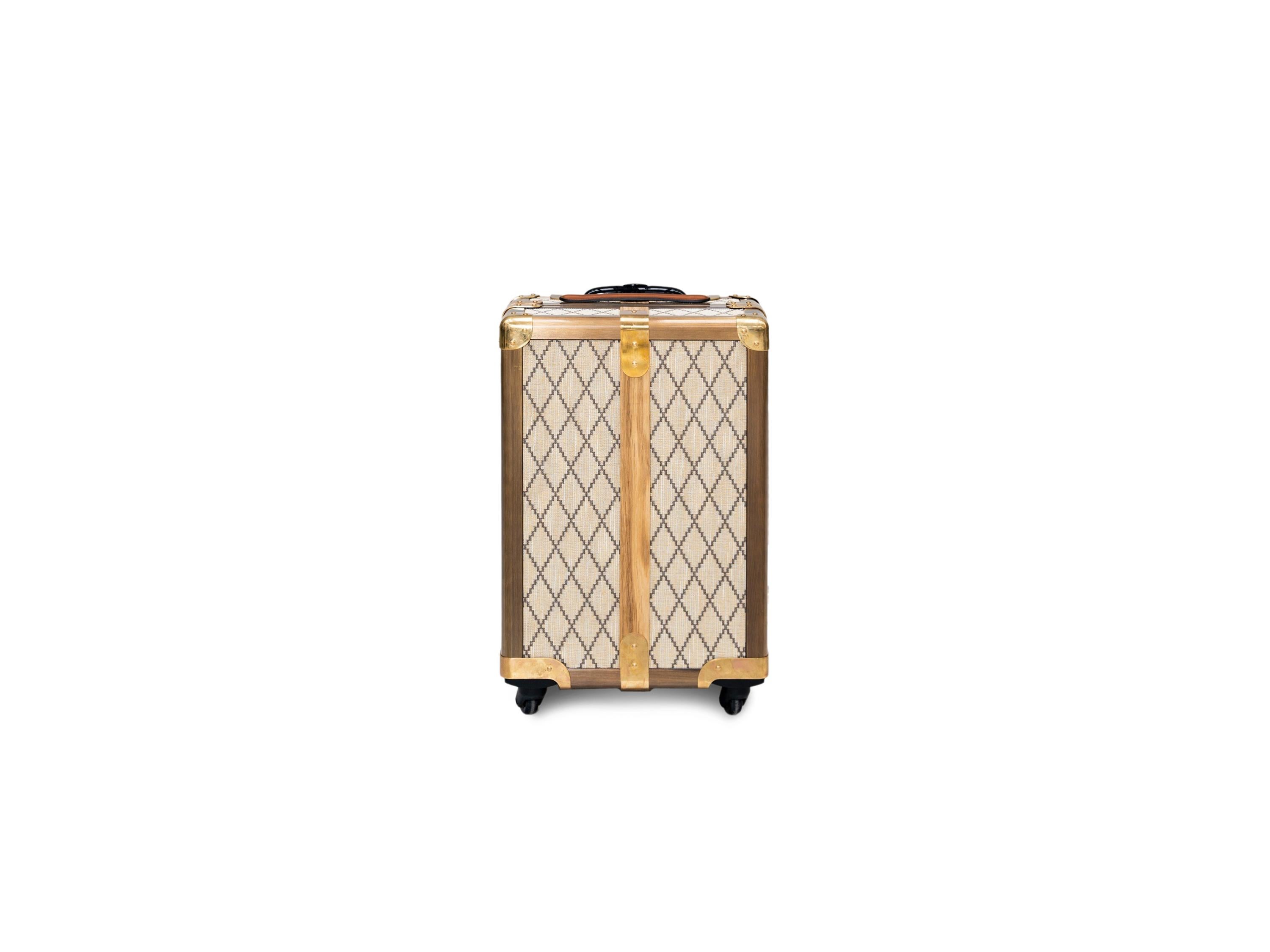 The sound of the waves of the sea, the legends of sailors, the secrets of the Mediterranean. A wonderful world is contained in Portofino, the luxury suitcase that pays homage to the village of elegance and love. Timeless beauty told by its precious