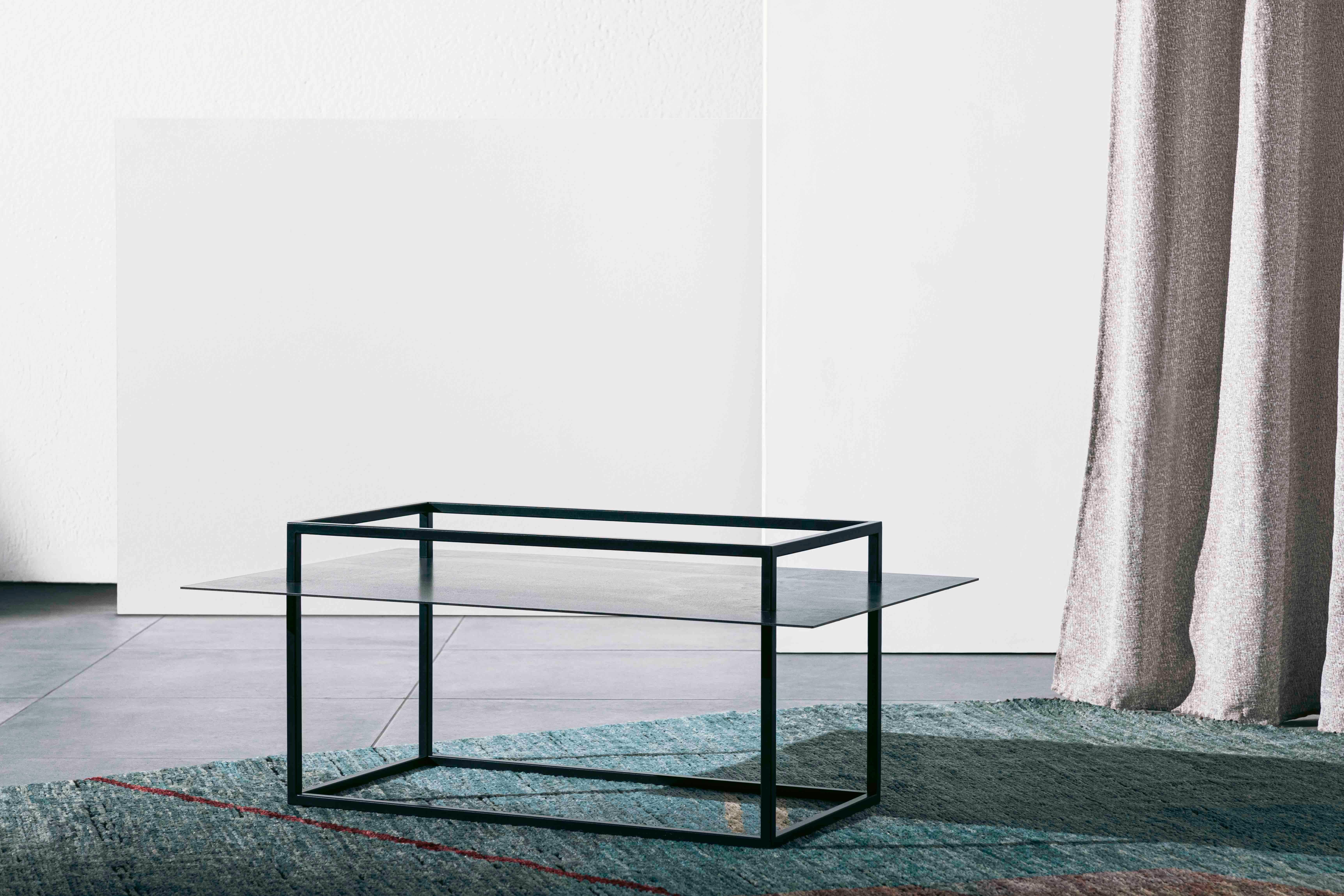 Il tavolino Portofino disegnato dal designer Luca Pegolo rappresenta una perfetta fusione tra modernità e tradizione. La sua struttura, realizzata in tubolare metallico, è verniciata a polvere, conferendo al tavolino una finitura resistente e