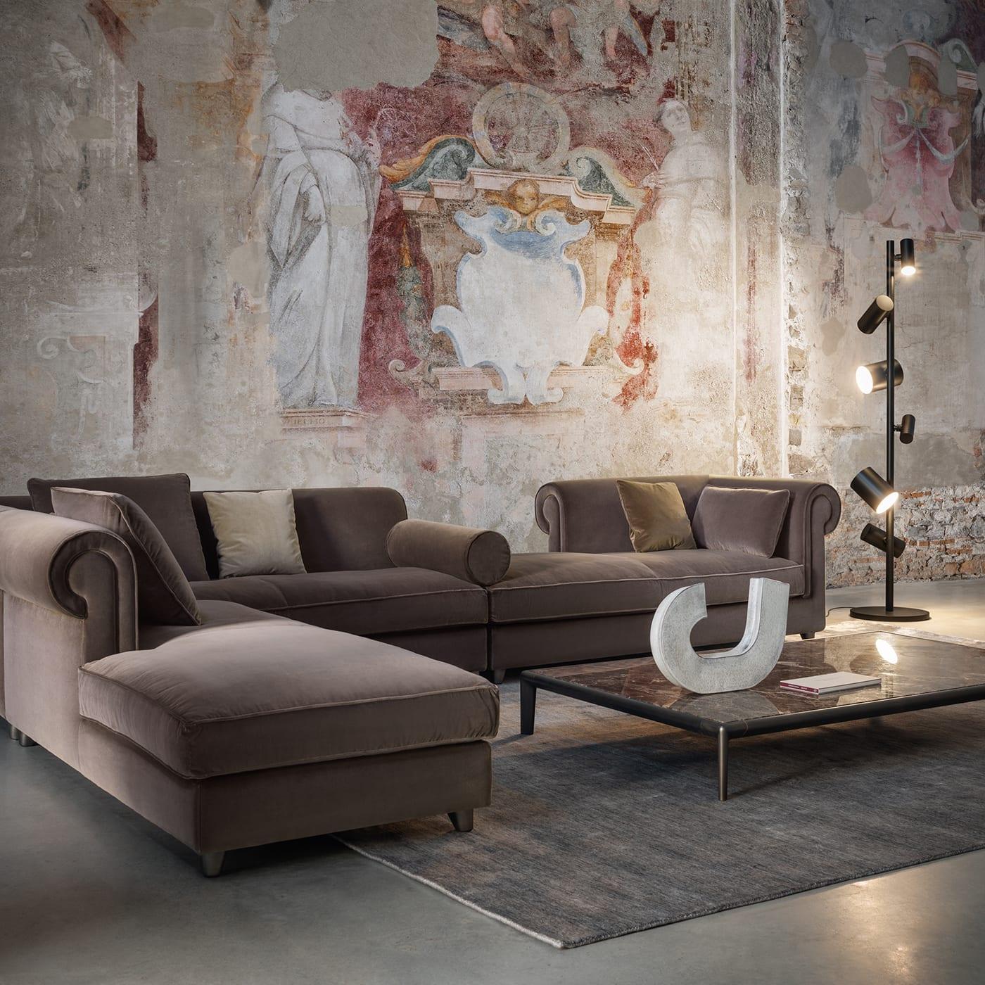 Benannt nach der berühmten Stadt an der italienischen Riviera und mit ihrem exklusiven Charme setzt dieses eckige Sofa einen stilvollen Akzent in weiten modernen Wohnräumen. Der neutrale Farbton seiner Stoffpolsterung macht ihn vielseitig und