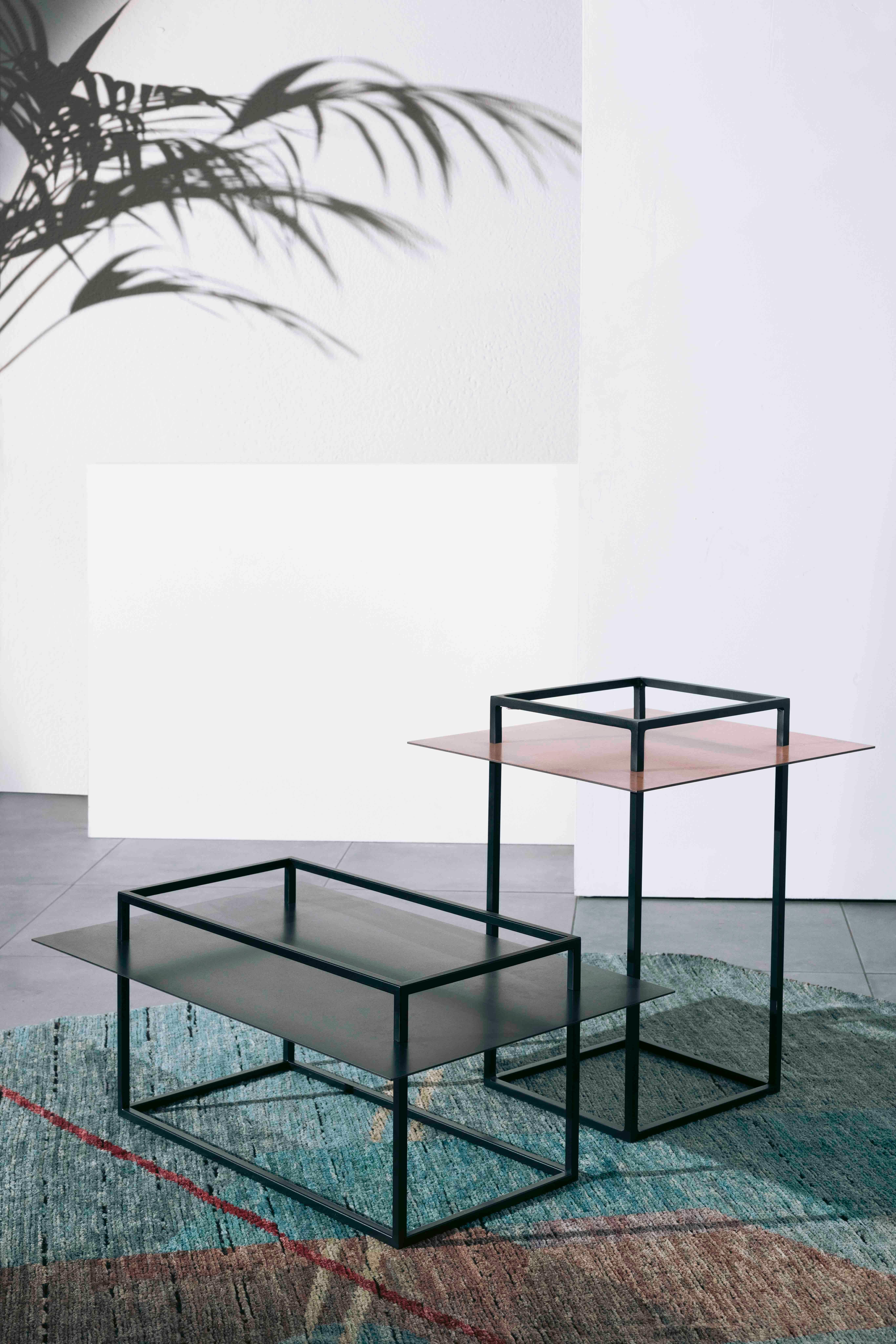 Il tavolino Portofino disegnato dal designer Luca Pegolo rappresenta una perfetta fusione tra modernità e tradizione. La sua struttura, realizzata in tubolare metallico, è verniciata a polvere, conferendo al tavolino una finitura resistente e