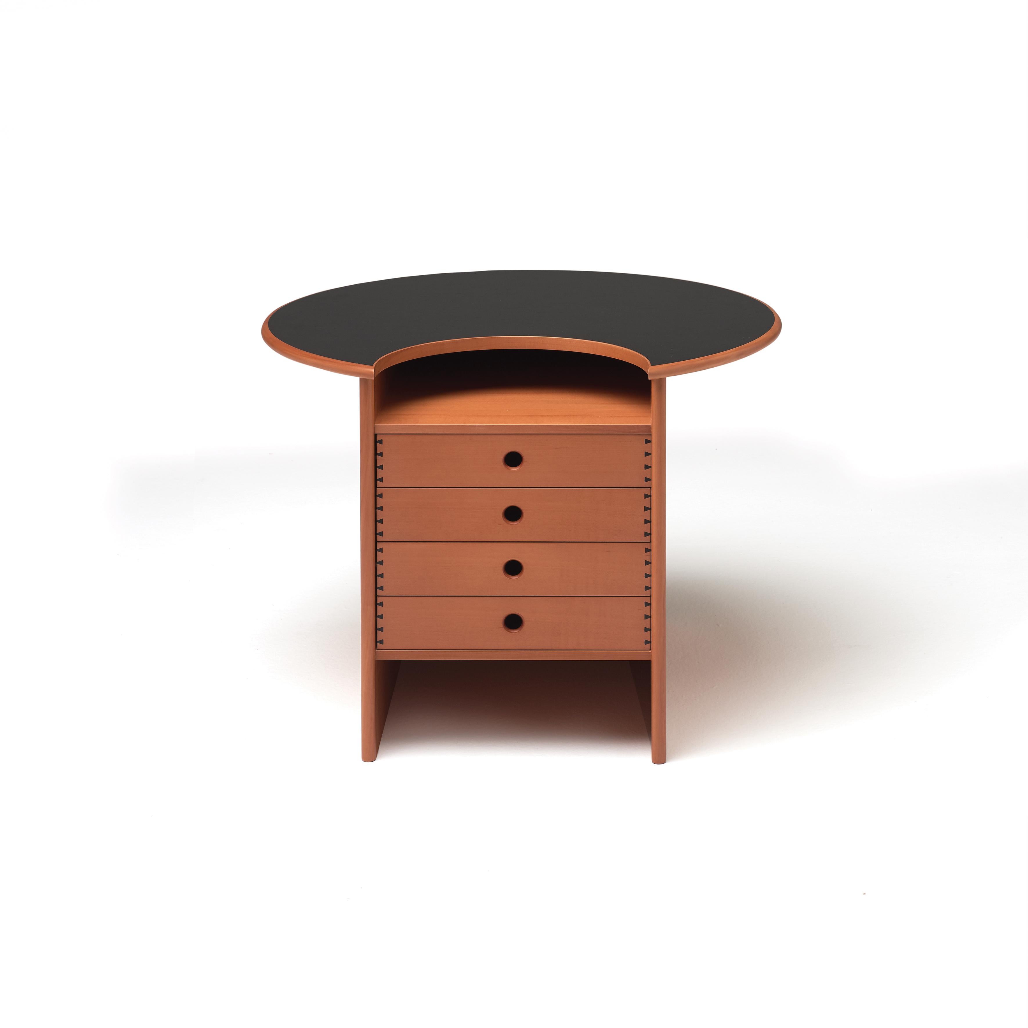 The harmonious and distinctive forms of this small storage unit earned it a place in New York’s MoMA.A space on the front separates four drawers assembled with dovetail joints, that are removable and finished like trays, from the semi-circular