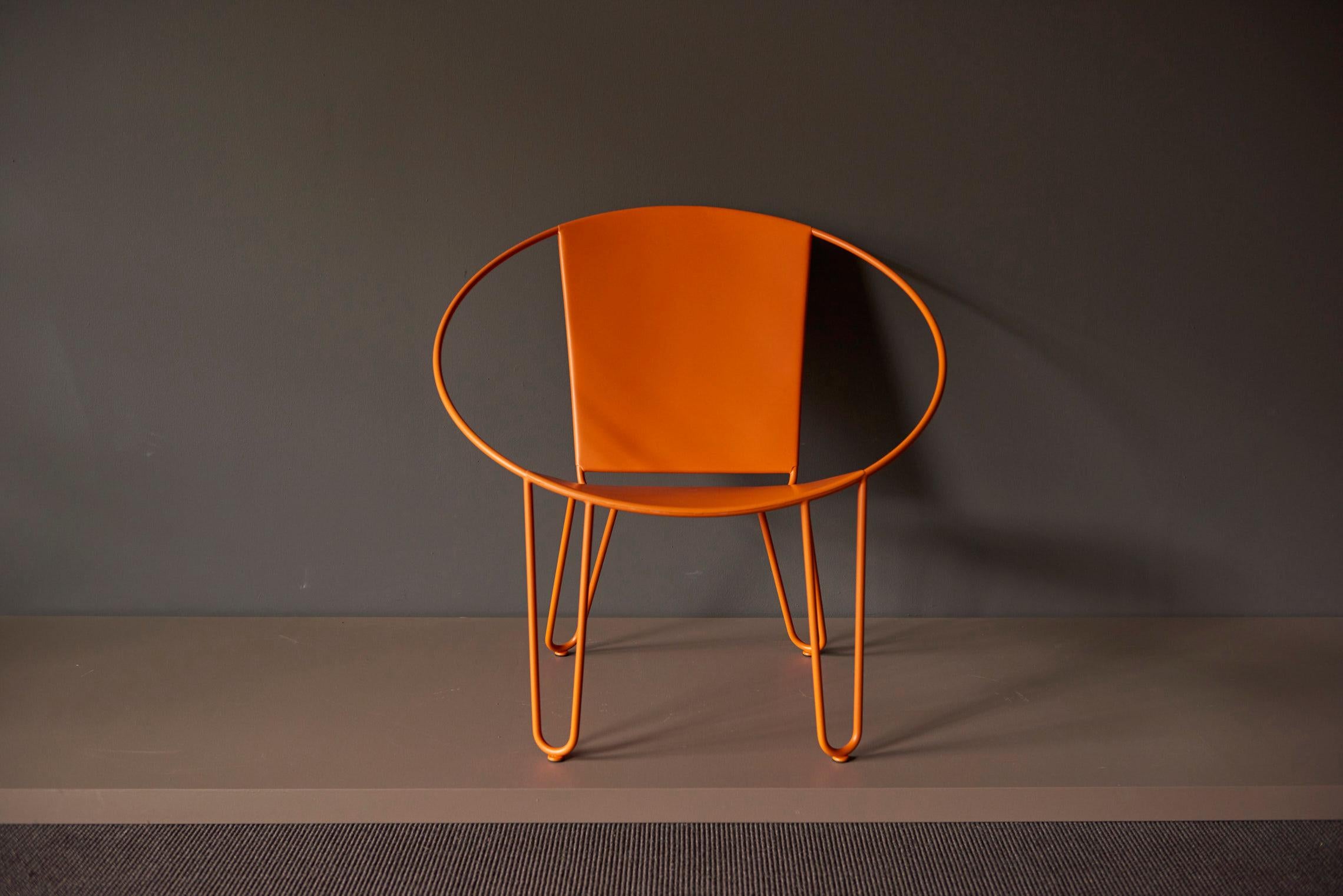 Dieser Stuhl wird in Santa Cruz, CA, USA, von Hand gefertigt und vom Künstler signiert. Die Rahmen sind aus 304L-Edelstahl gefertigt, der 1/2