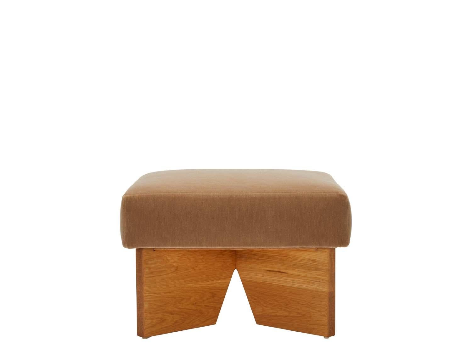Le pouf Portola a un cadre en bois massif fabriqué à la main avec un coussin attaché. Il peut être parfaitement associé à notre chaise longue Portola. 

La collection Lawson-Fenning est conçue et fabriquée à la main à Los Angeles, en Californie.