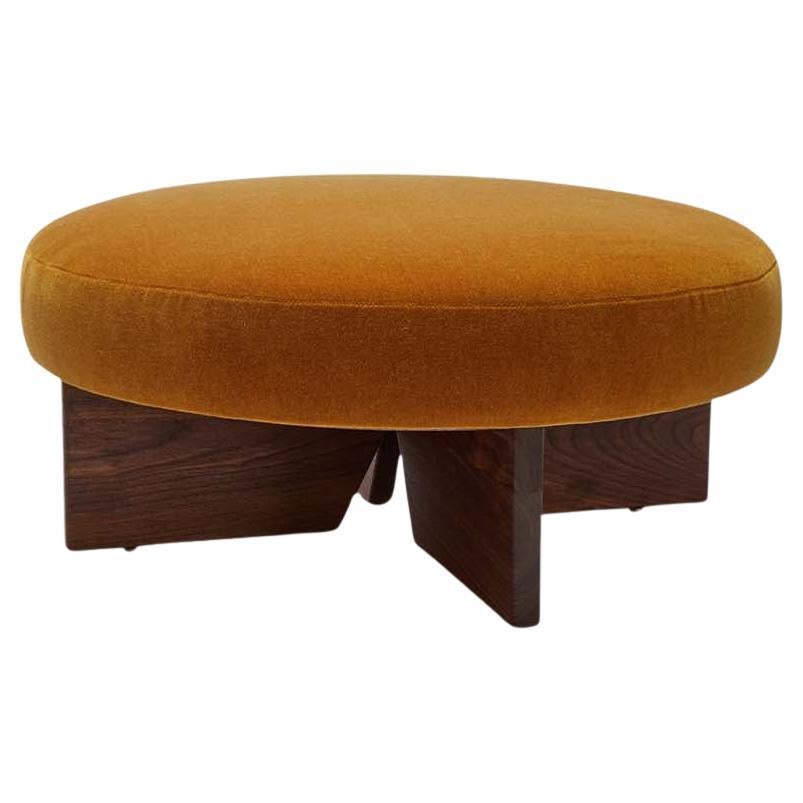 Le pouf Portola - Rond a un cadre en bois massif fabriqué à la main avec un coussin attaché. S'associe à la chaise longue Portola. Également disponible en version carrée.

La collection Lawson-Fenning est conçue et fabriquée à la main à Los Angeles,
