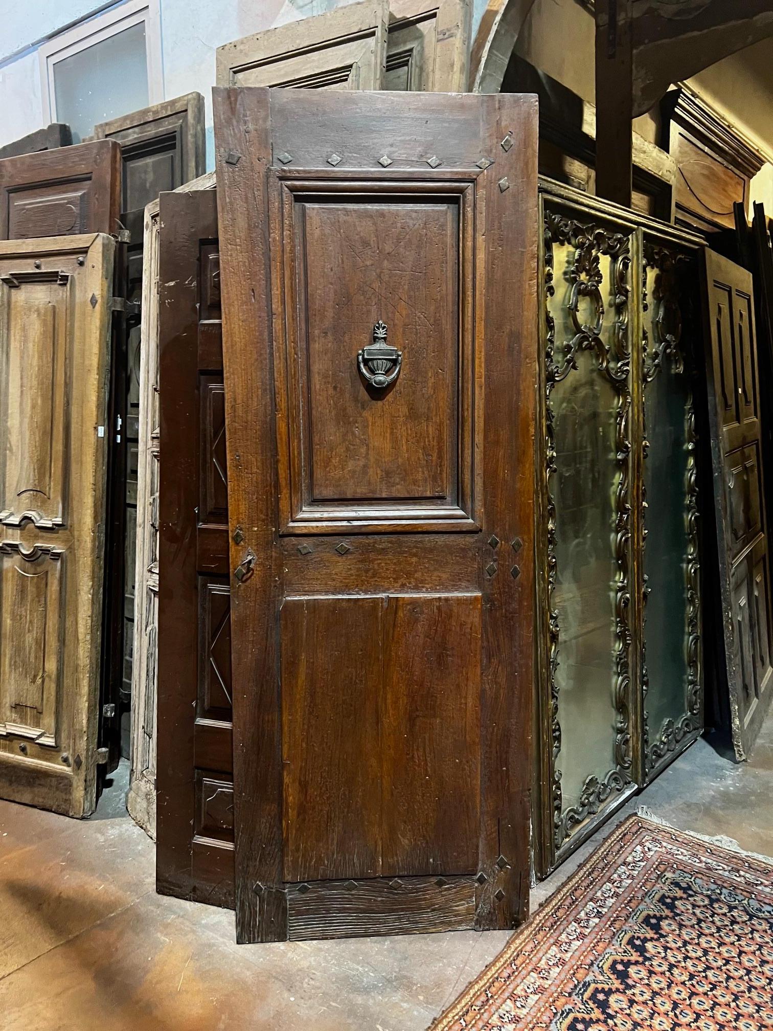 Antico Portoncino da ingresso antico, costruito in legno di noce solido, portone ad un battente con pannello intagliato semplice, Con chiodi e battacchio centrale, originale  di Epoca '700, provenienza Piemonte (italia). Misura massima esterna cm w