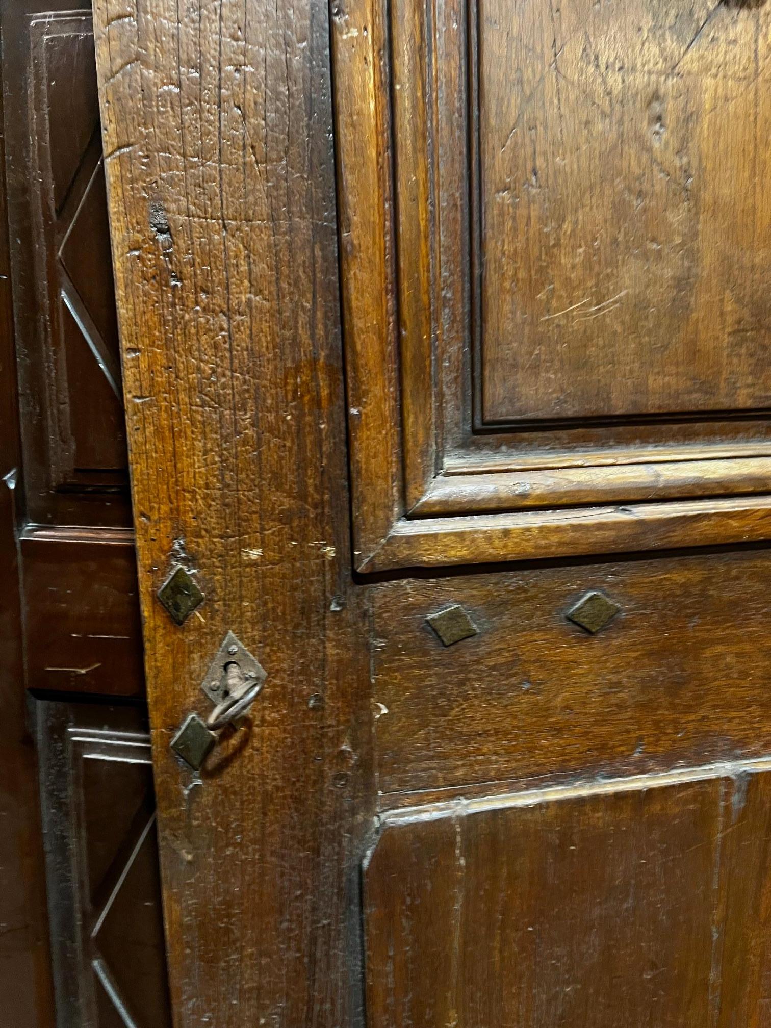 Intagliato Portoncino antico in legno di noce, un battente con pannello e battacchio in vendita