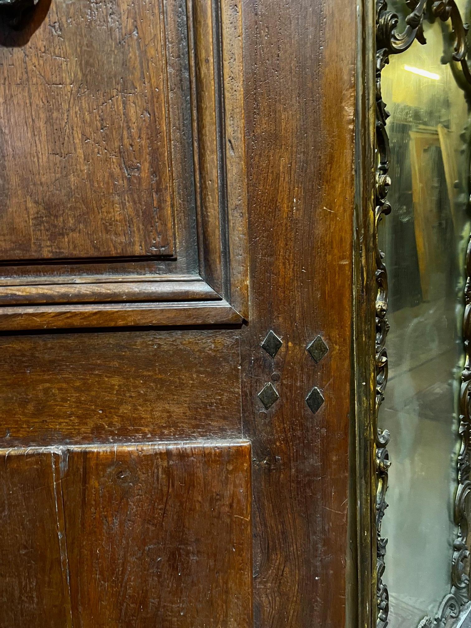 Fino al XVIII secolo Portoncino antico in legno di noce, un battente con pannello e battacchio in vendita